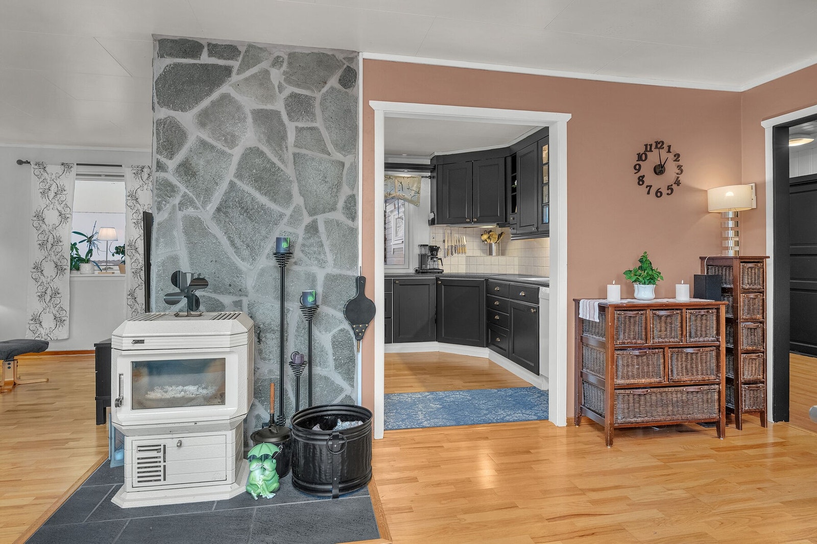 Vedovn i stuen sørger for varme og kos på kalde dager. Pipen ble rehabilitert i 2004 med nye innsatte keramiske rør. Galleribilde