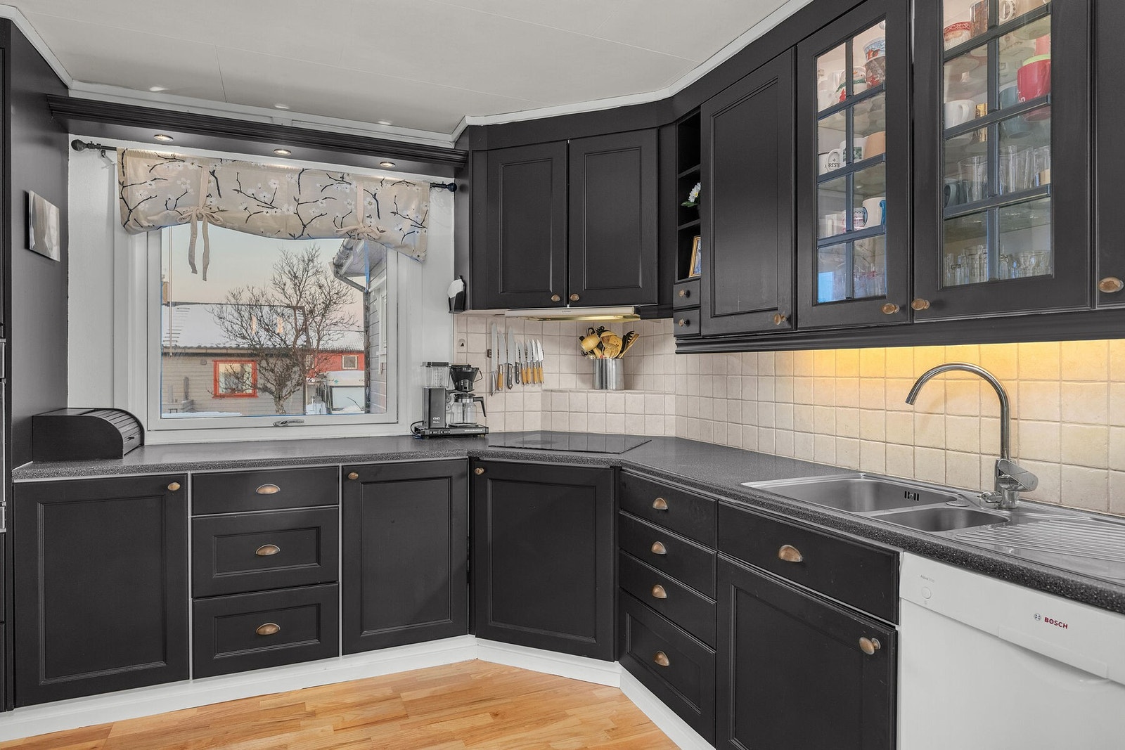 Boligen fremstår som jevnlig vedlikeholdt og holder generelt normal standard. Oppgraderinger kan påregnes. Galleribilde