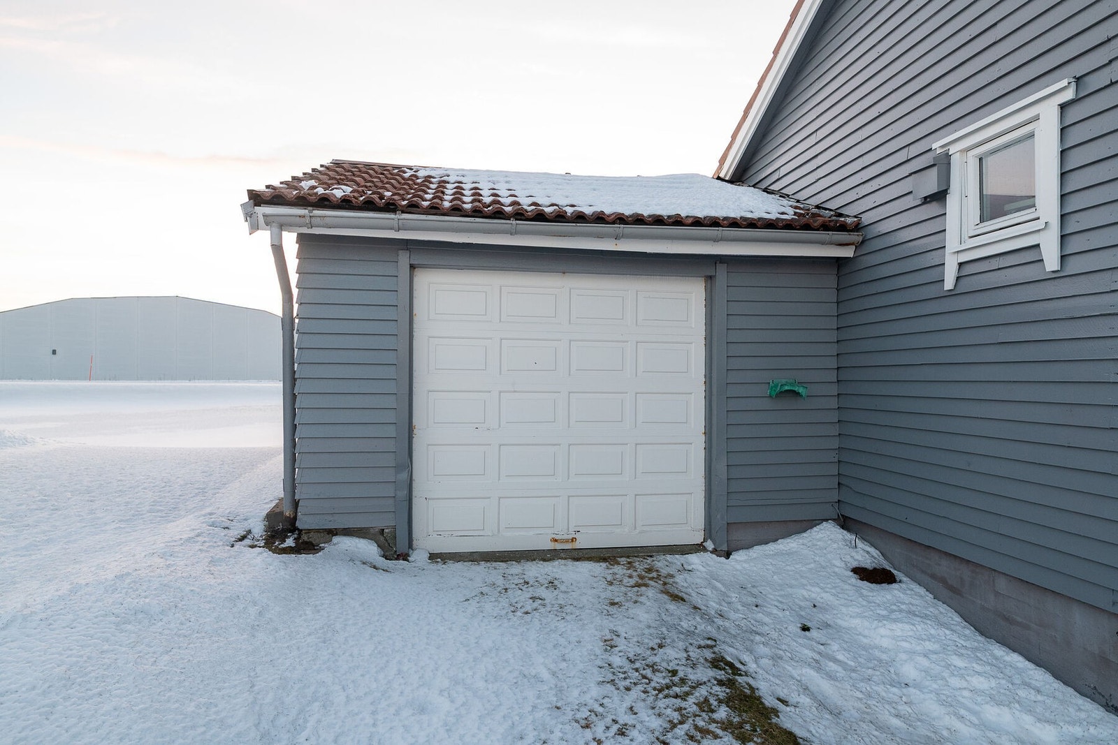 Parkering for én bil i garasje og for øvrig på egen gruset gårdsplass. Galleribilde