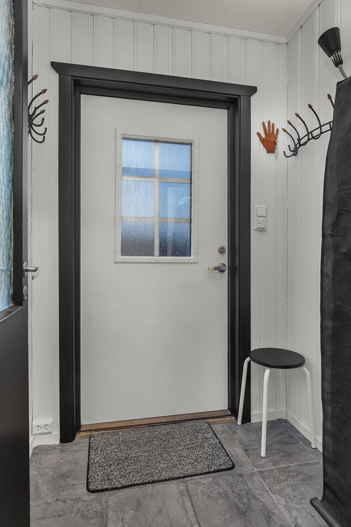 Vindfang med mulighet for å henge fra seg yttertøy og sko. Galleribilde