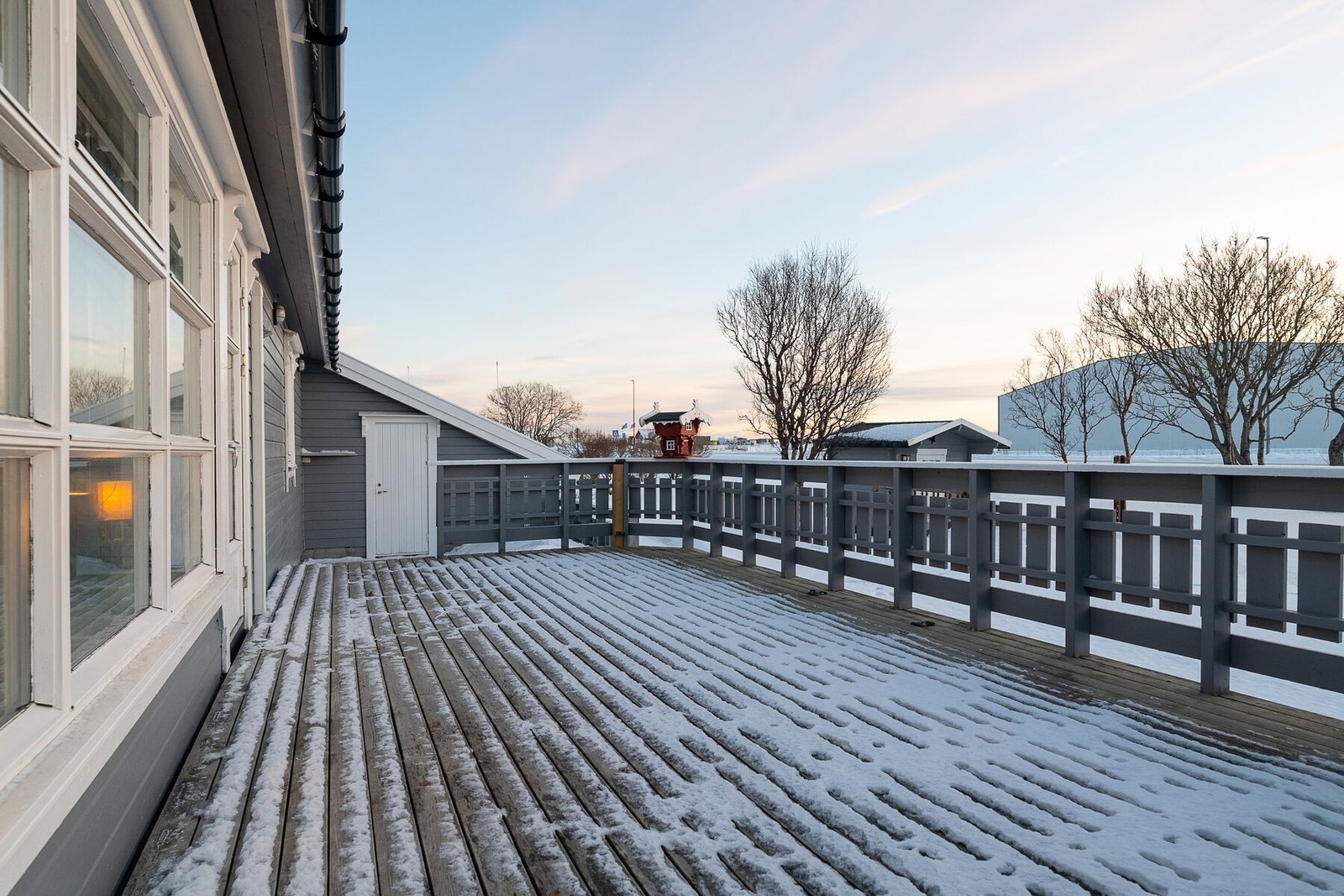 Terrasse med utgang fra stuen, vendt mot sør som gir gode solforhold. Galleribilde