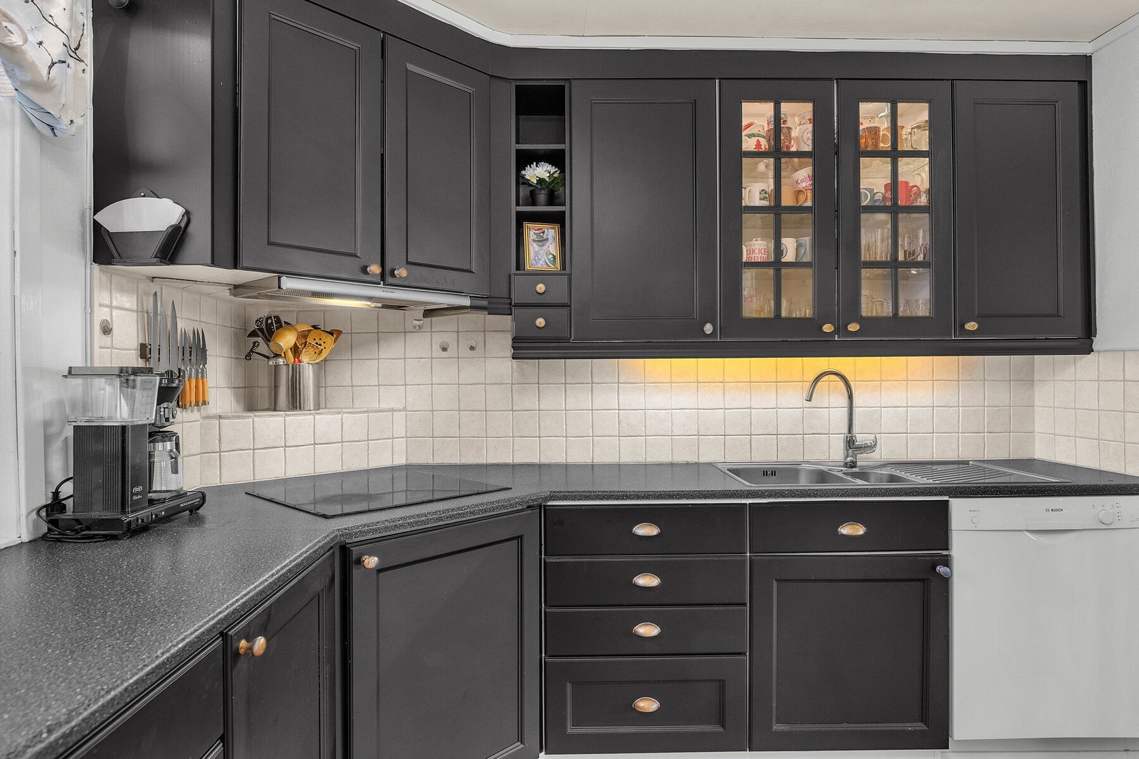 Kjøkkenet byr på god skap- og benkeplass. Galleribilde