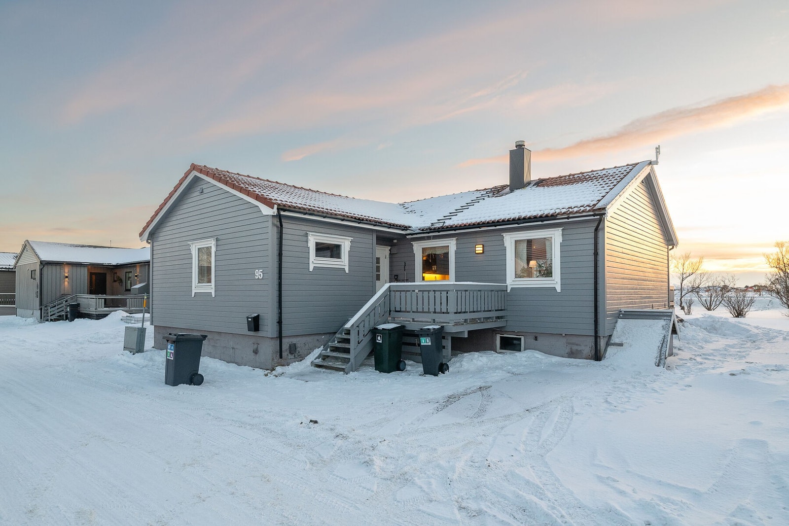 Fasade og uteområde. Bolig, garasje og dukkestue ble sist malt i 2023 ifølge selger. Galleribilde