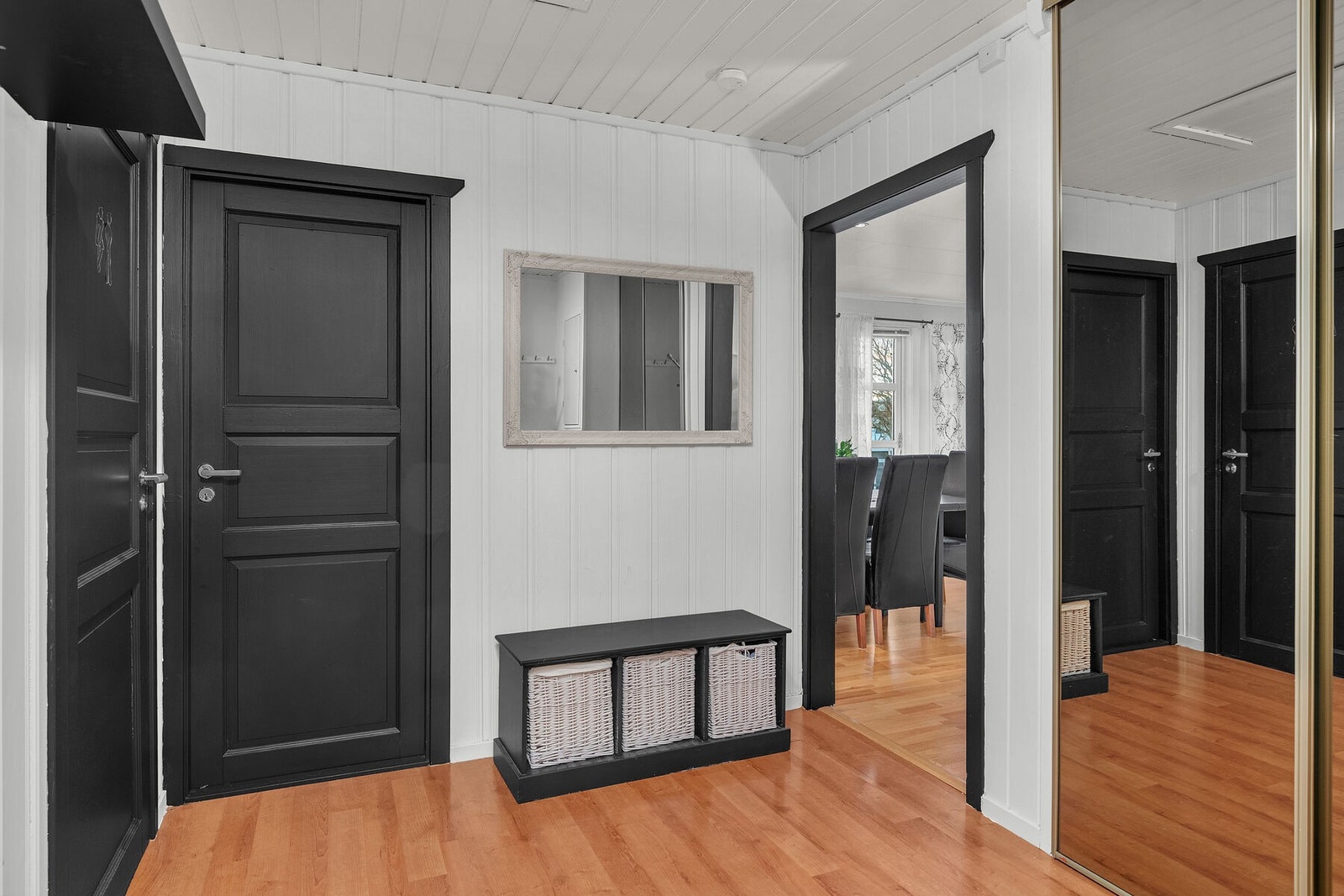 Gangen leder deg til boligens fire soverom, bad/vaskerom og stue/kjøkken. Galleribilde