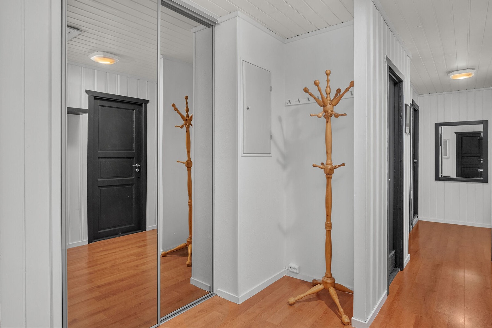 Gangen er innredet med en praktisk skyvedørsgarderobe med speilglass. Nytt sikringsskap i 2005 ifølge selger. Galleribilde