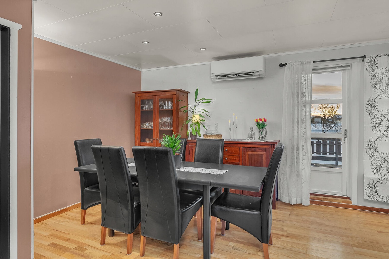 Boligen oppvarmes med vedfyring, varmepumpe og elektrisitet. Varmepumpen ble installert i 2024. Galleribilde