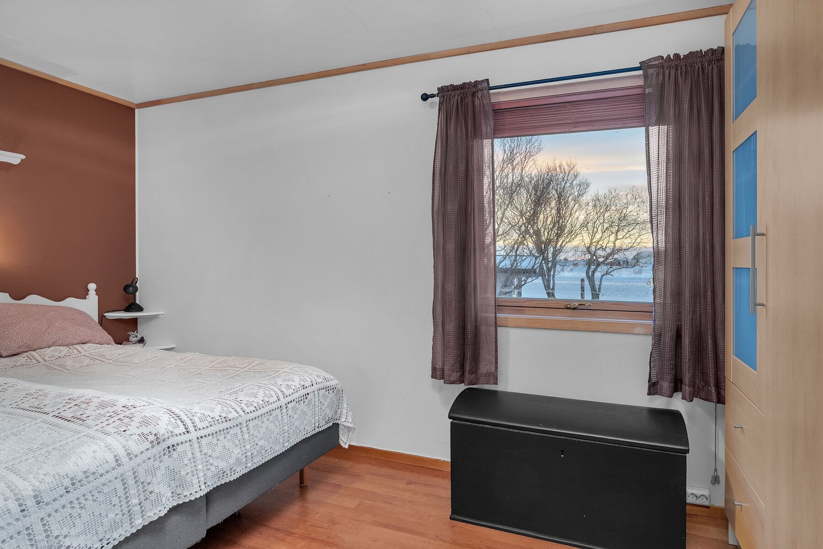 Hovedsoverommet er romslig, med plass til seng av ønsket størrelse og garderobeløsning. Galleribilde