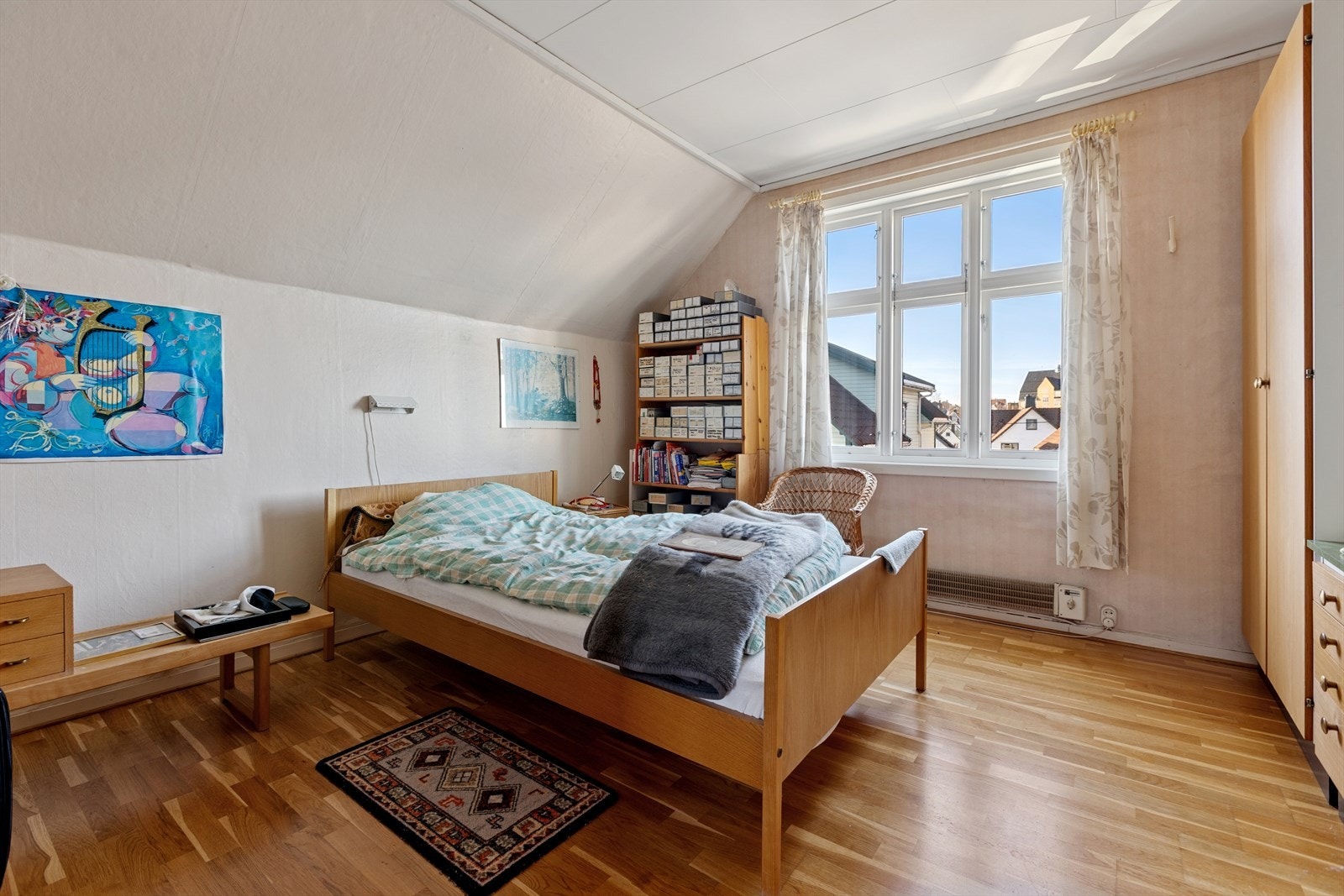 Andre etasjen byr på tre gode soverom og boligens bad. Galleribilde