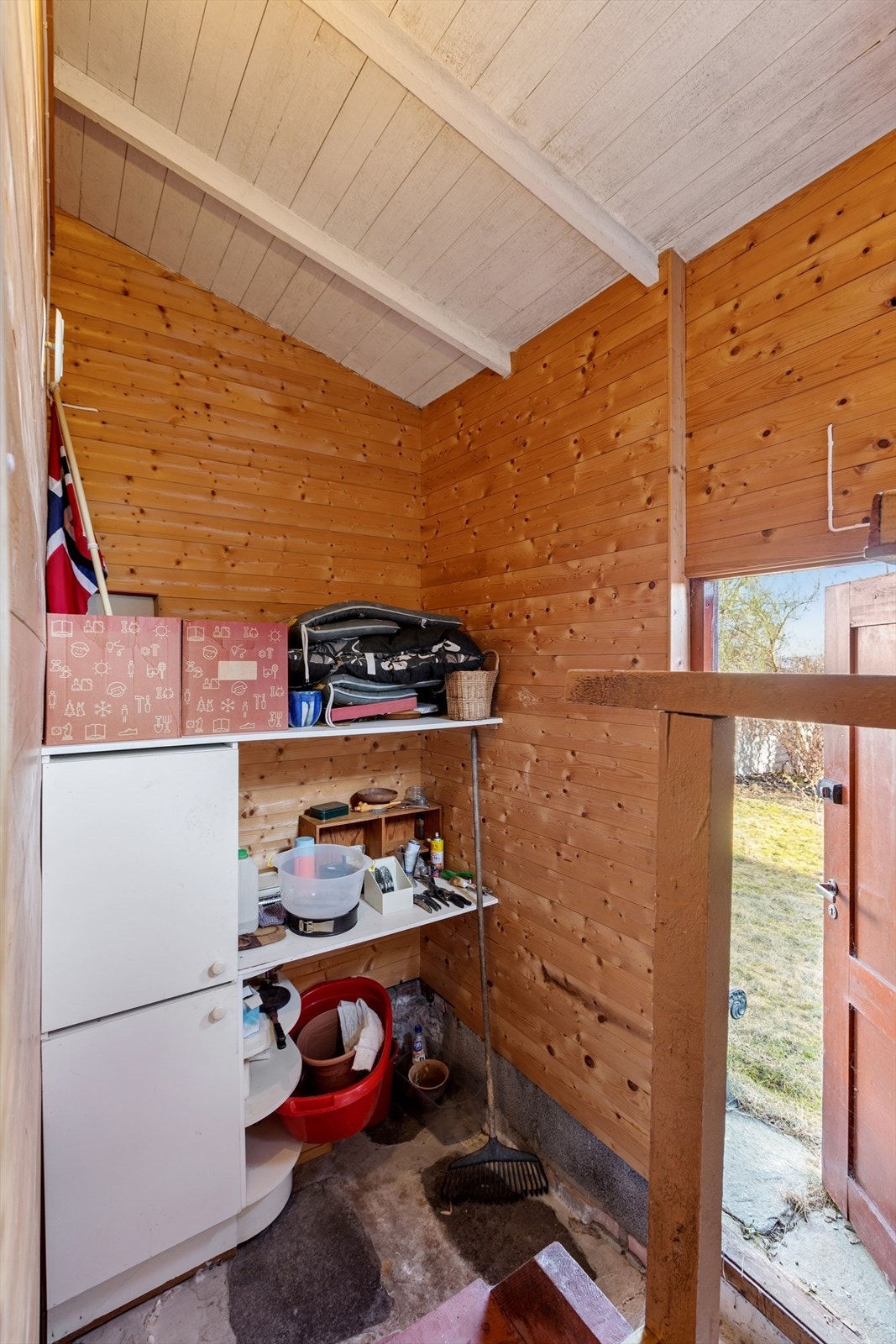 Fra kjøkkenet er det tilkomst til et nyere tilbygg som disponeres som bod og lagringsplass. Galleribilde