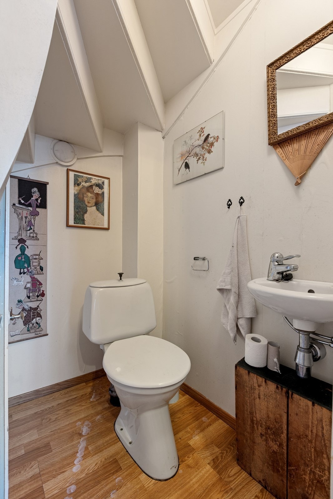 Første etasjen byr også på et gjestetoalett. Galleribilde