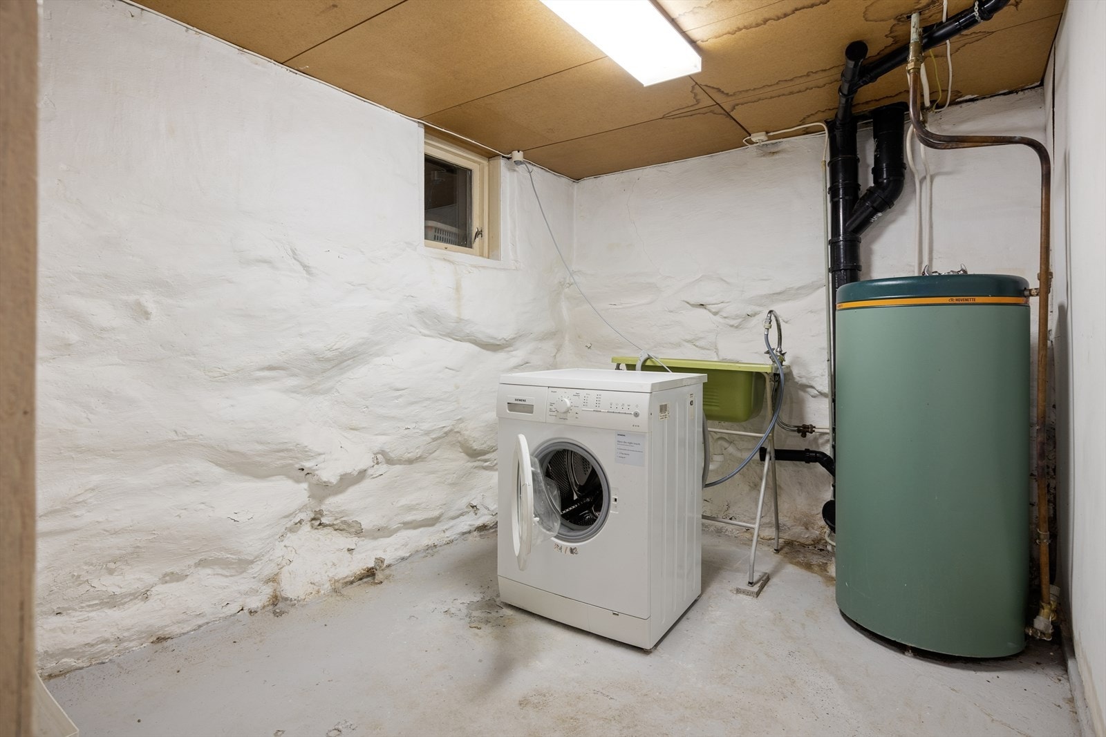 Vaskerom med opplegg - og varmtvannsbereder. Galleribilde