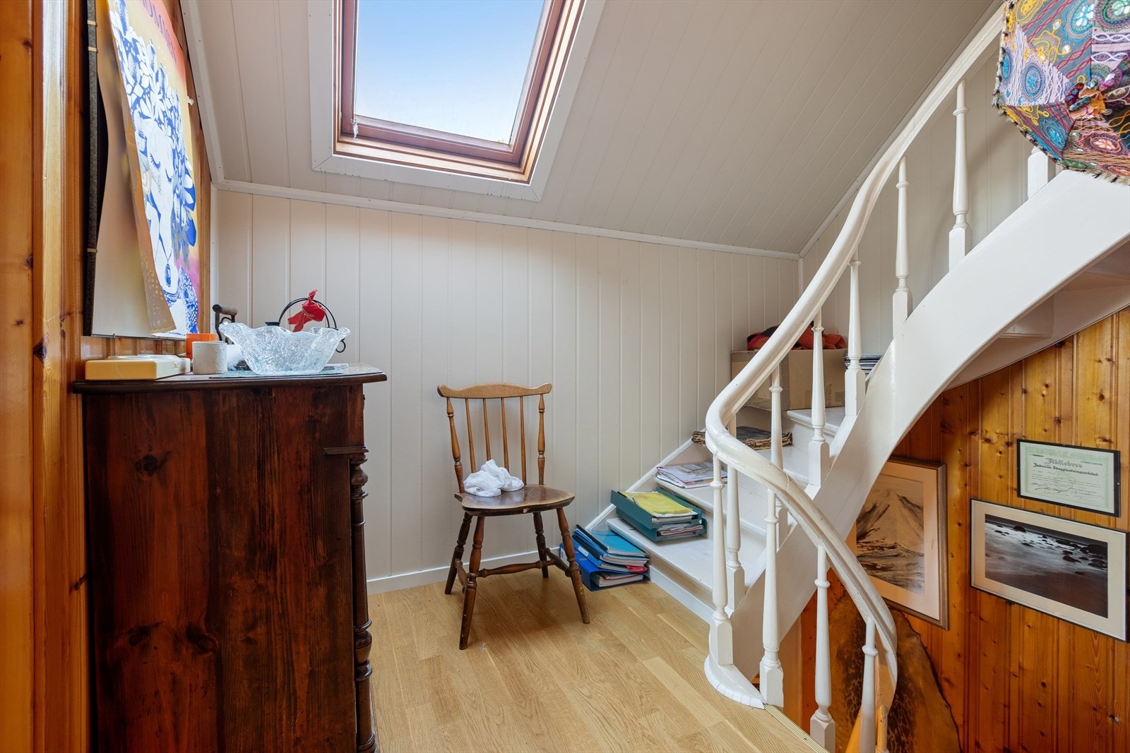 Fra gangen har man trapp opp til loftet. Galleribilde