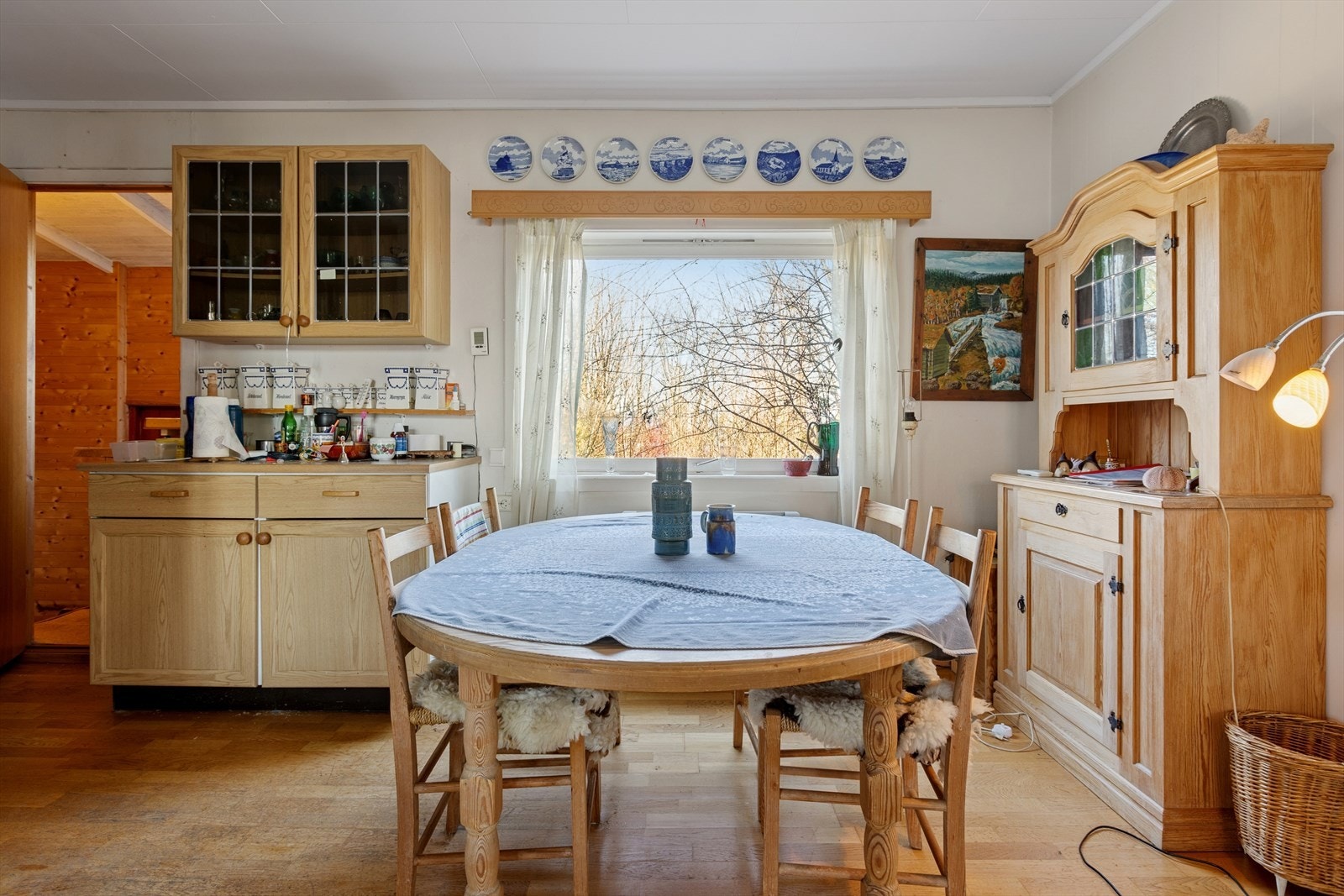 Fra stue til kjøkken er det en fin overgang som kan benyttes som spisestue - uten at det tar for mye av den luftige romfølelsen. Galleribilde