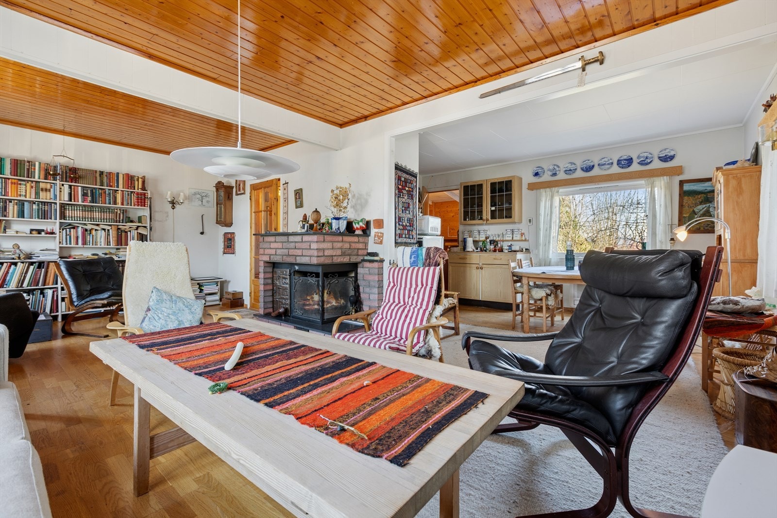 Har har du store vinduer som slipper inn rikelig med naturlig lys. Galleribilde