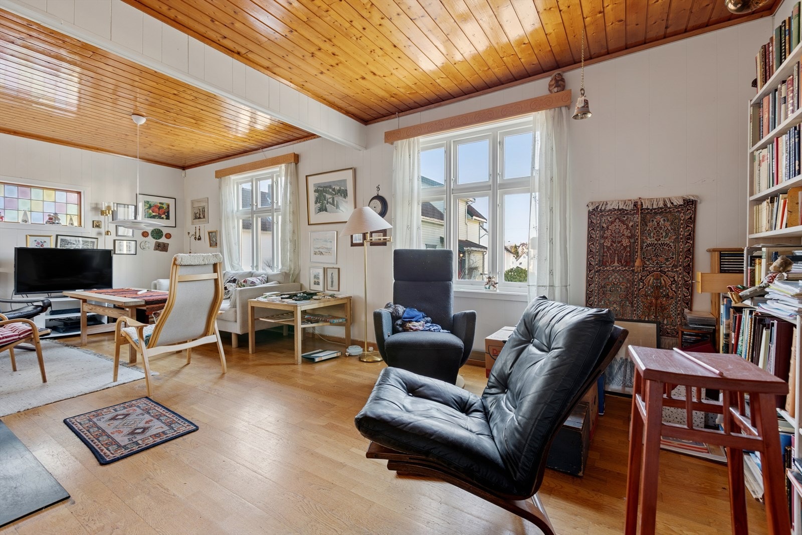 I første etasjen trer man inn i en romslig stue av god størrelse. Galleribilde