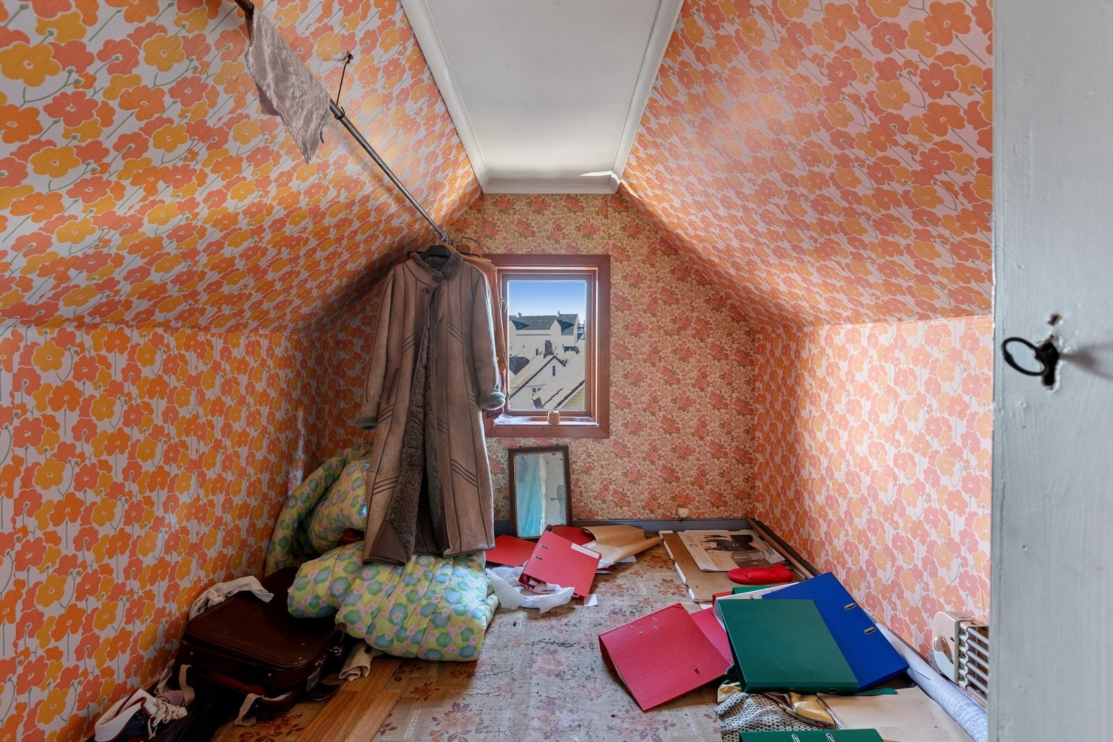 Loftet har vært benyttet som ekstra garderobe samt lagringsplasser. Galleribilde