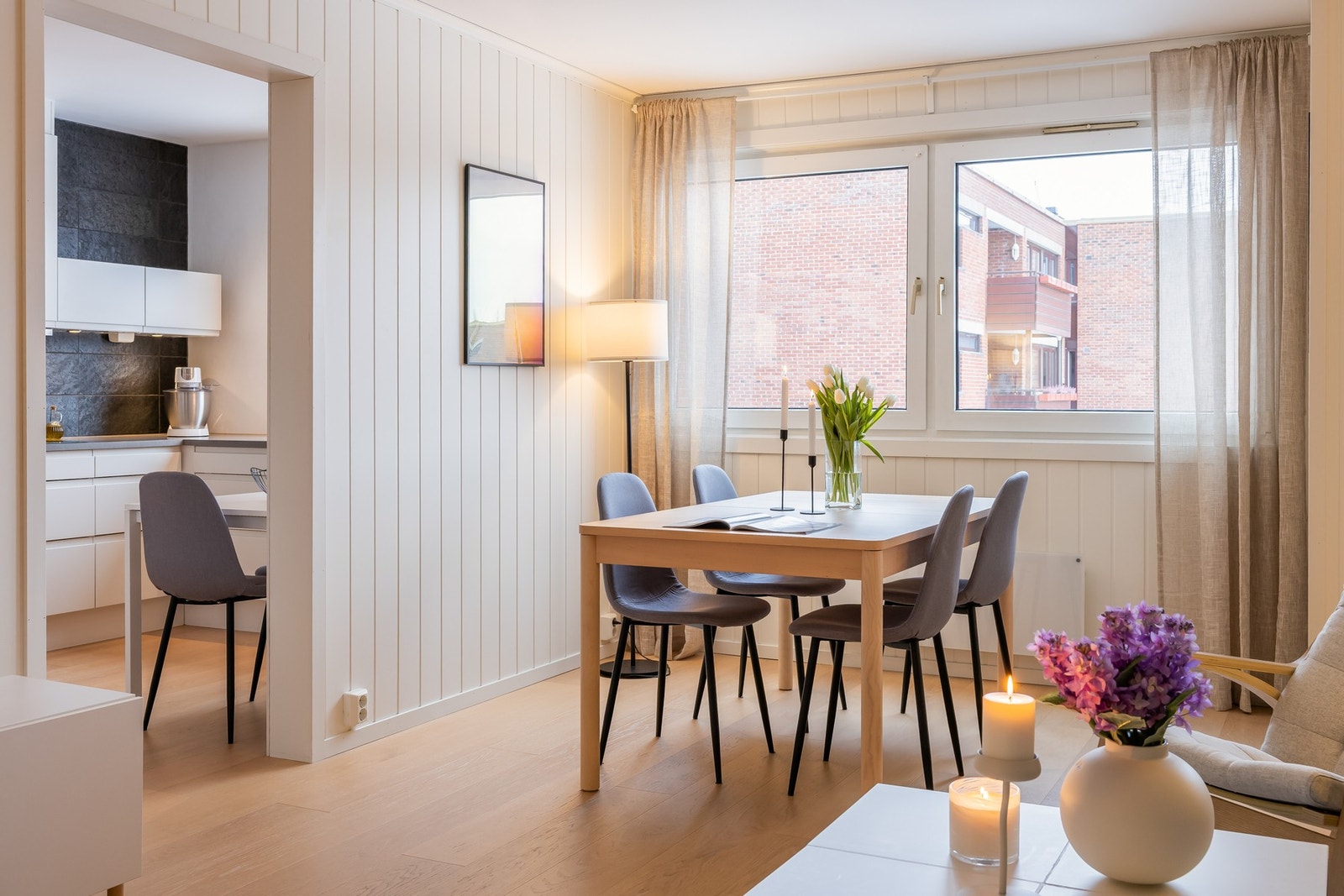 God plass til et stort spisebord, med plass til hele storfamilien og/ eller vennegjengen Galleribilde