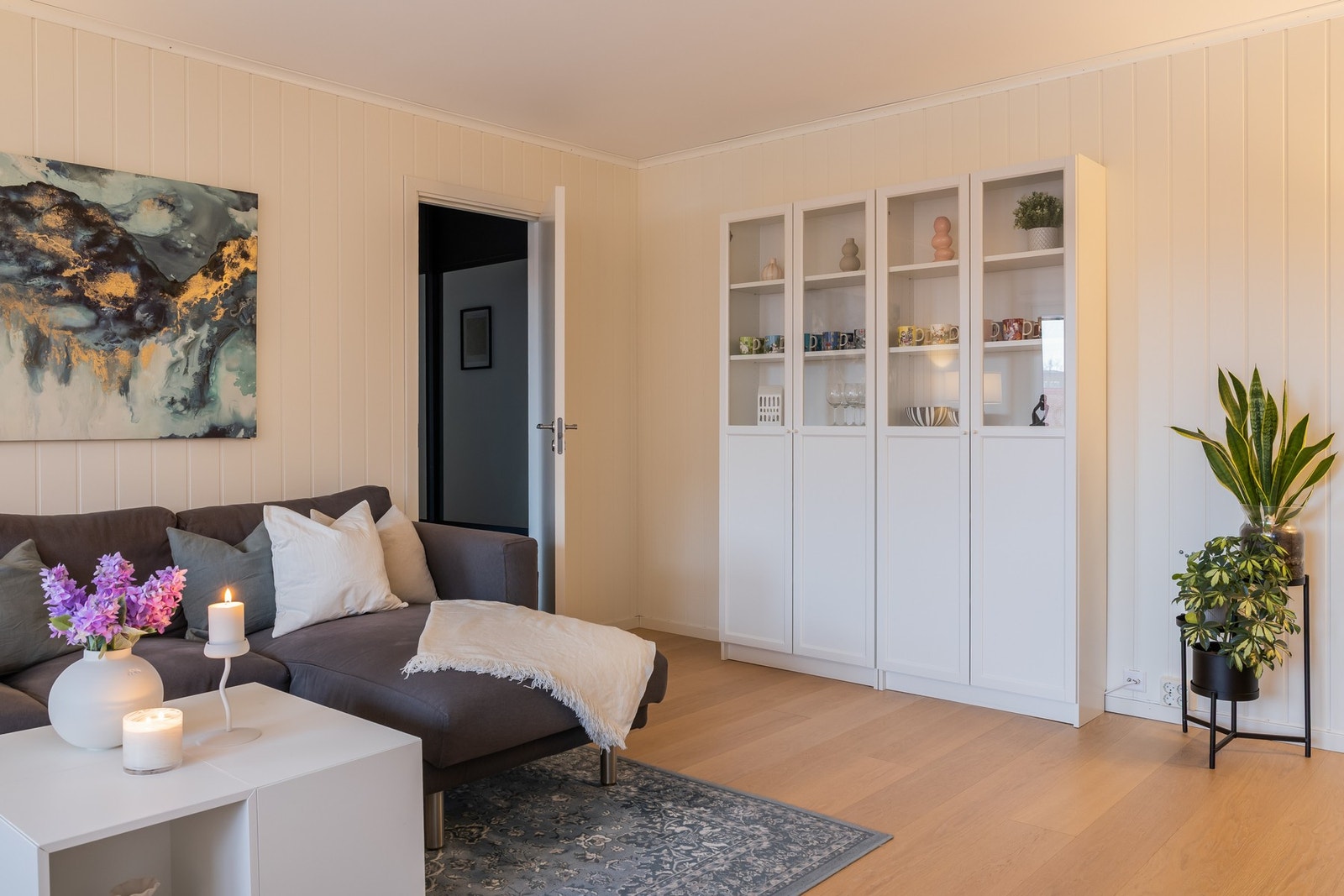 Soverommene ligger adskilt fra stuen inn gangen Galleribilde