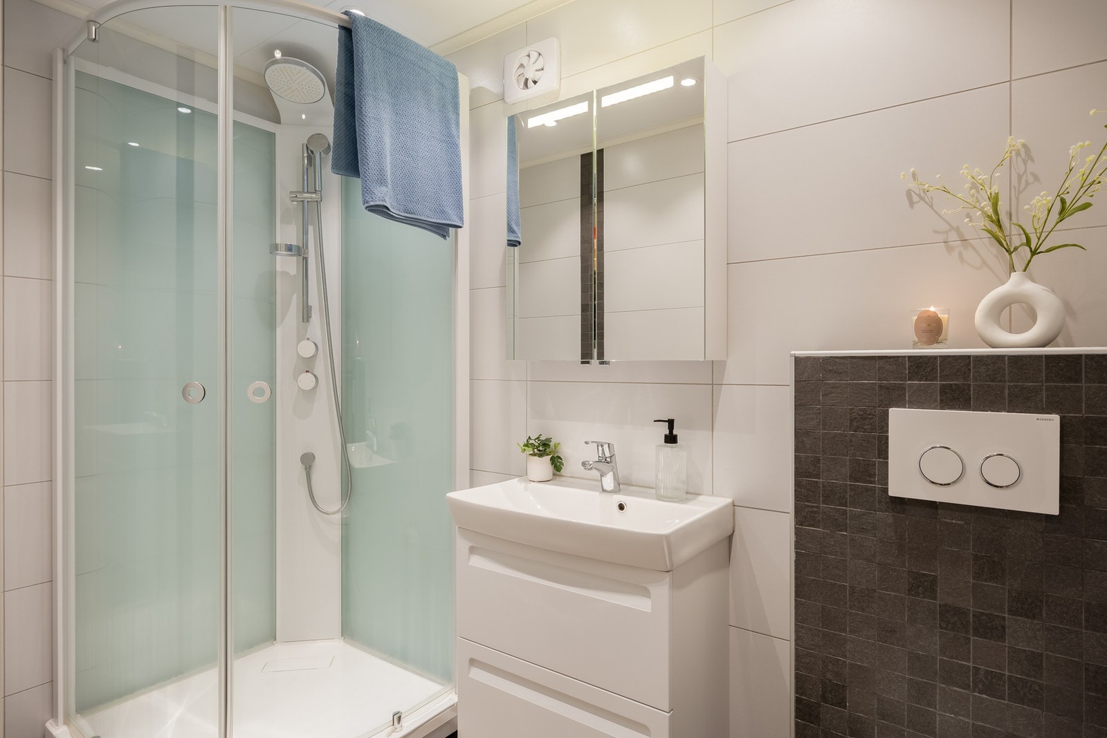 Pent og flislagt bad Galleribilde