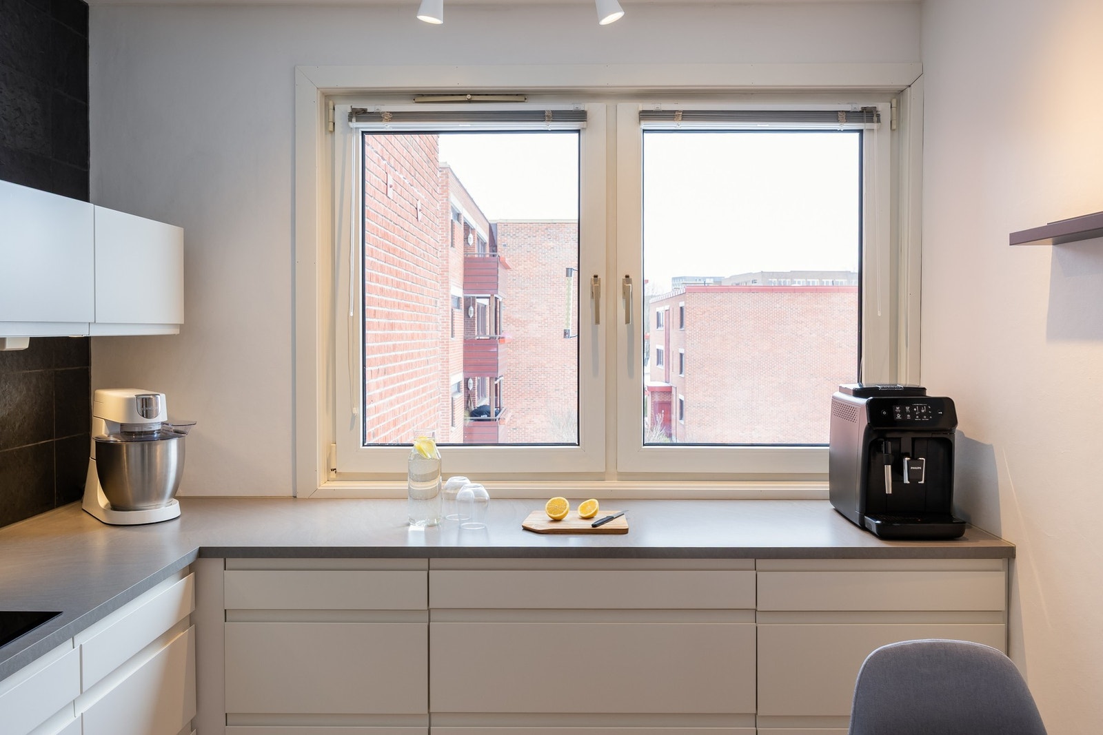 Under kaffemaskinen finner du en smart uttrekkbar seksjon som gir deg både ekstra benkeplass og praktisk oppbevaring Galleribilde