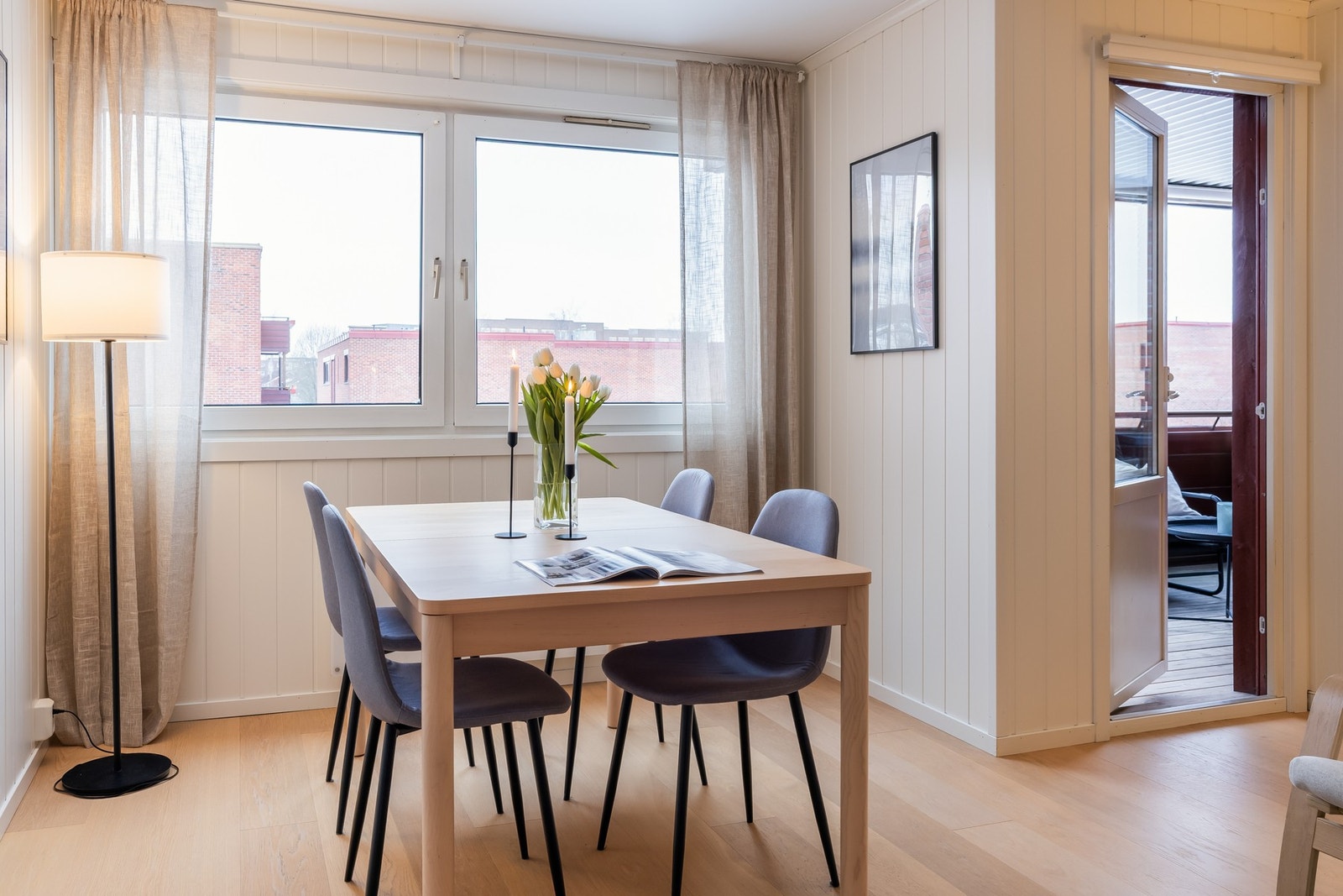 Det er utgang til en romslig balkong, direkte fra stuen Galleribilde