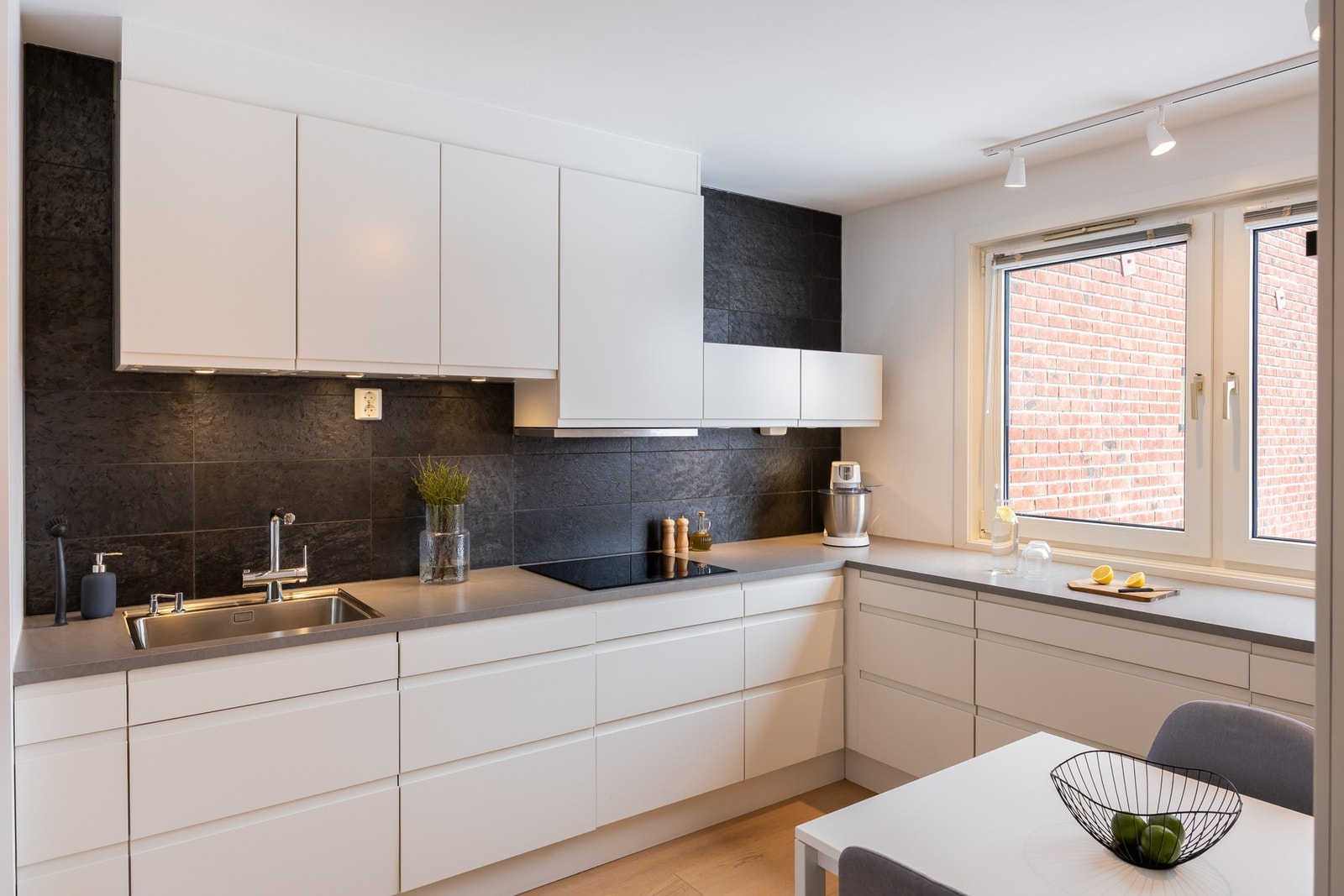 Kjøkken er levert fra HTH, lekkert og fra 2015. Her er det godt med skapplass og veldig gode arbeidsplasser for matlaging Galleribilde