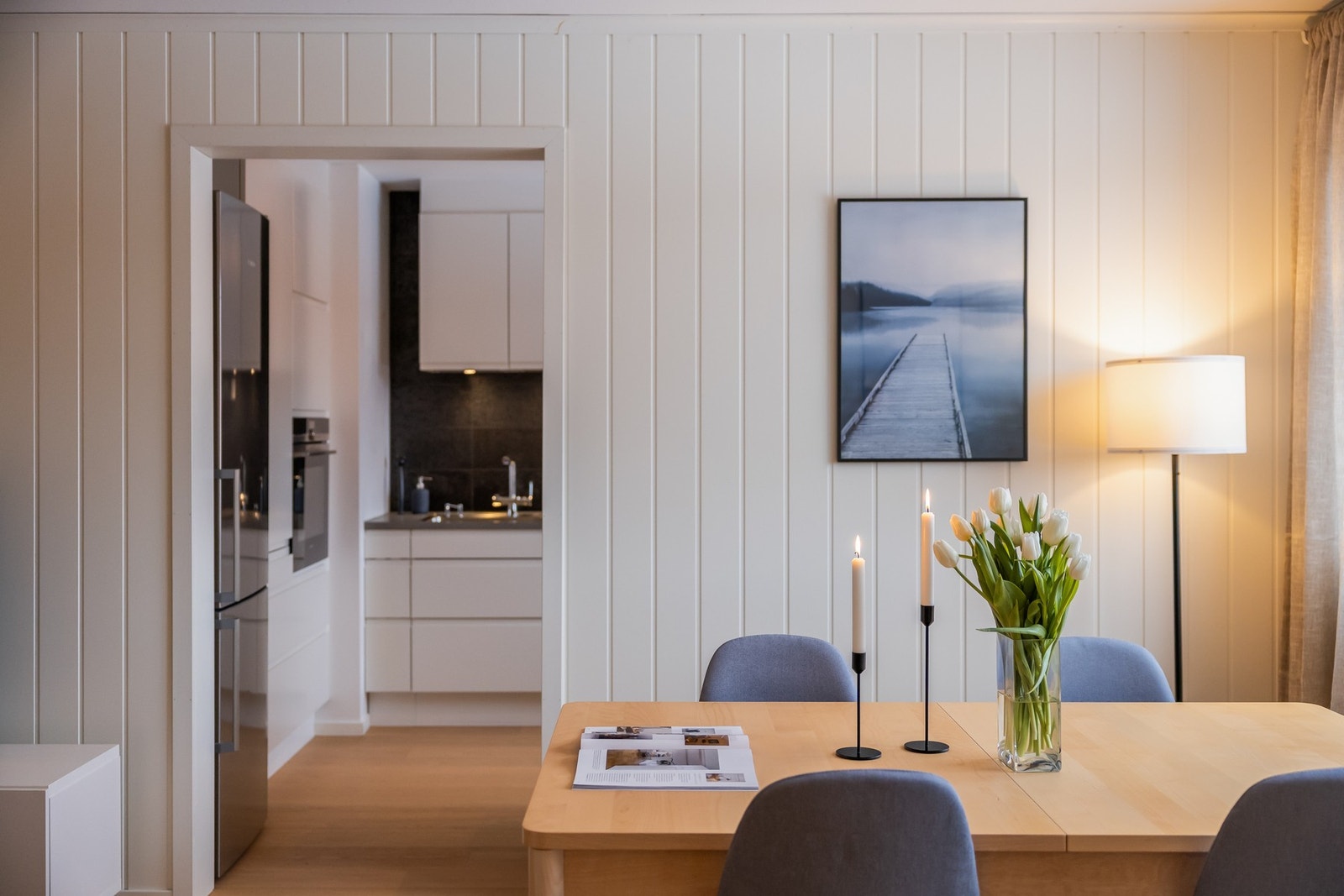 Spisebordet er praktisk plassert Galleribilde