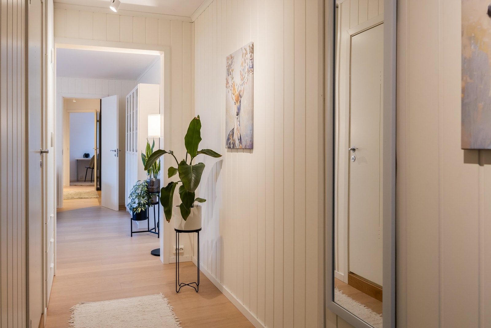 Badet og vaskerommet ligger med inngang fra entréen Galleribilde