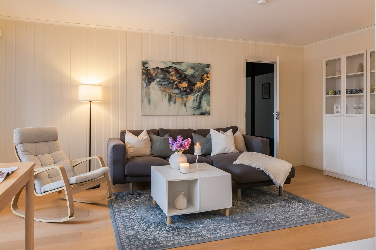 Stuen er som nevnt, hele 24, 7 kvm. Det er mulig å instalere vedfyring, om man ønsker Galleribilde