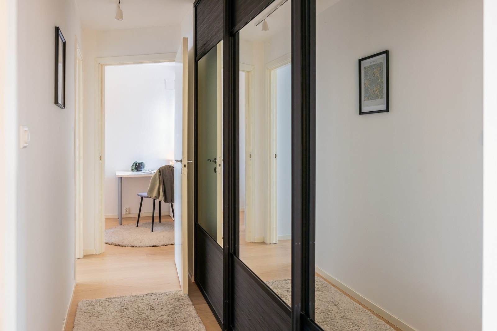 I gangen rett utenfor soverommene, er det en meget stor skyvedørsgarderobe Galleribilde