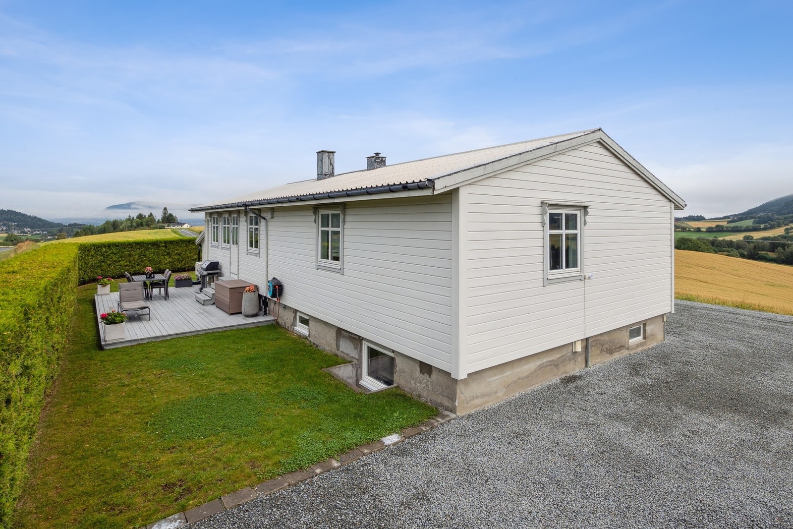 Hyggelig uteområde med gressplen og platting på 28 kvm. Galleribilde