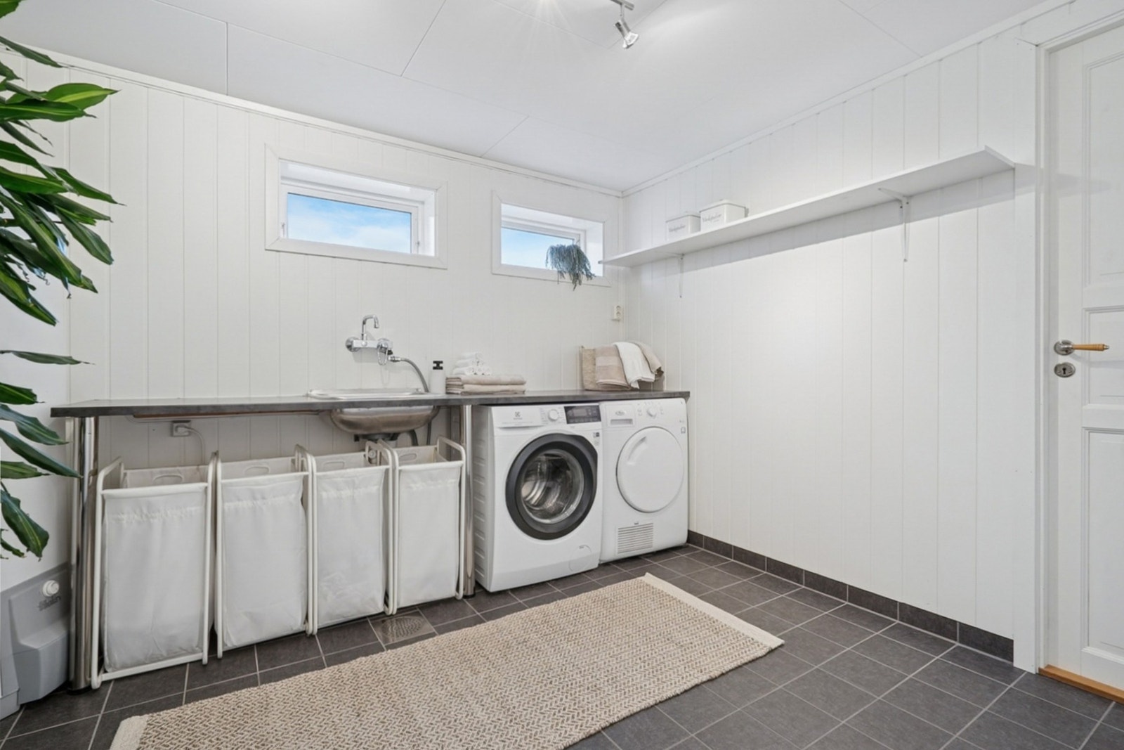 Romlig vaskerom innredet med 10 kvm. Galleribilde