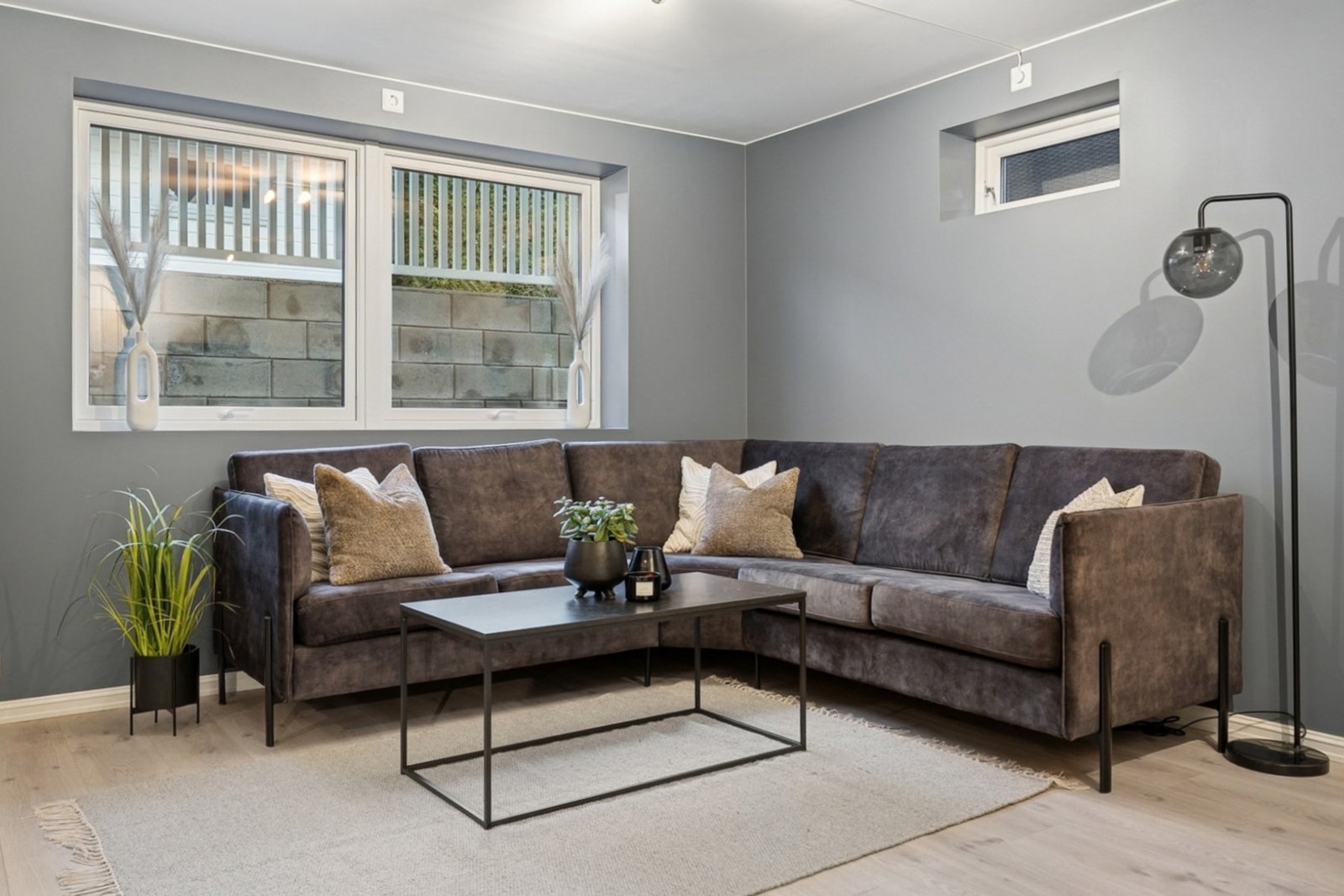 Lun og koselig kjellerstue. Galleribilde