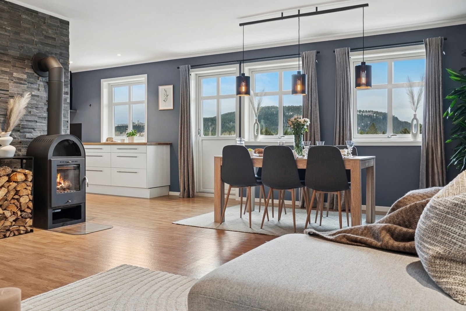 Fra stuen har du naturlig overgang til spisestue og kjøkken. Galleribilde