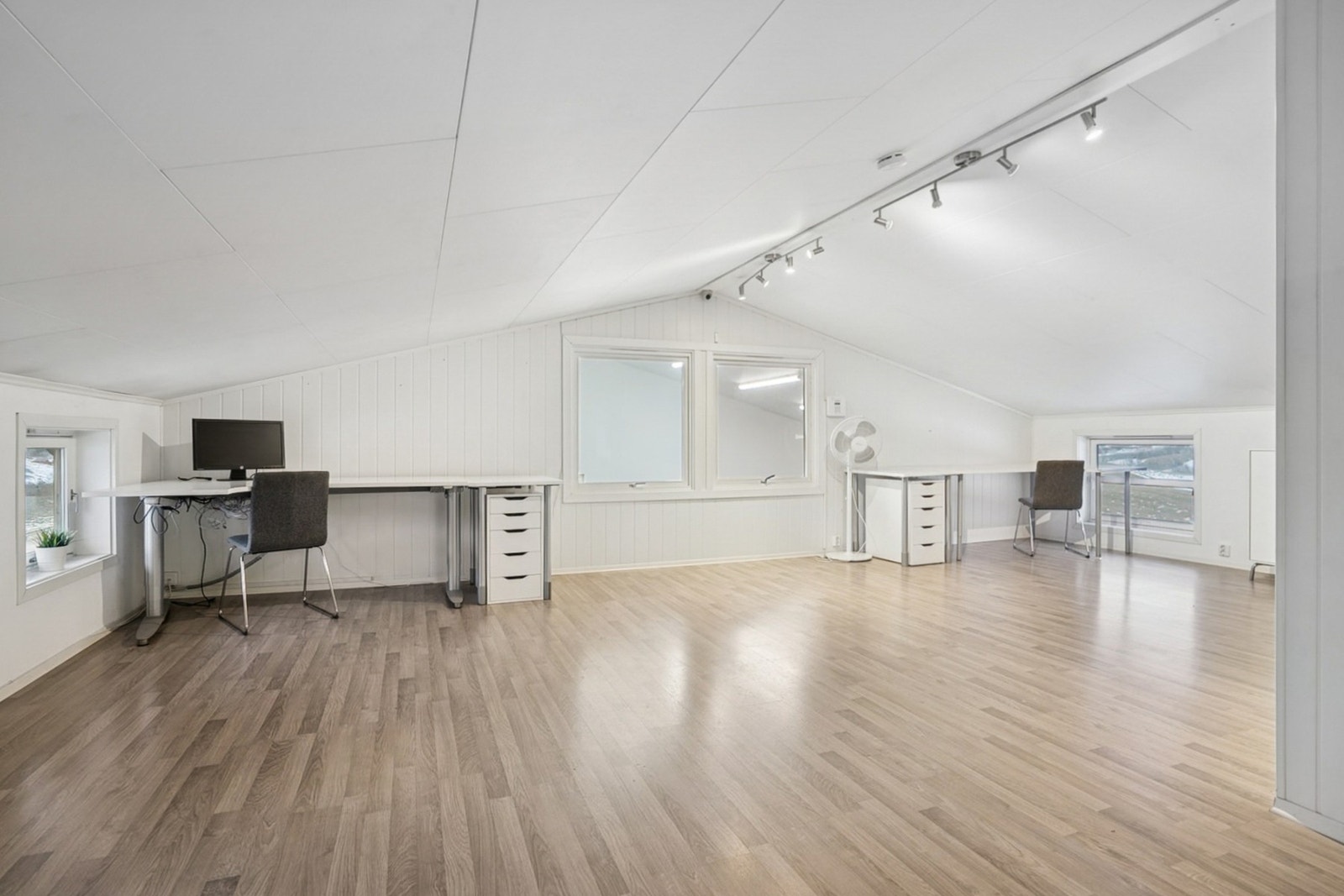 Oppholdsrom/loftsareal i garasje. Galleribilde