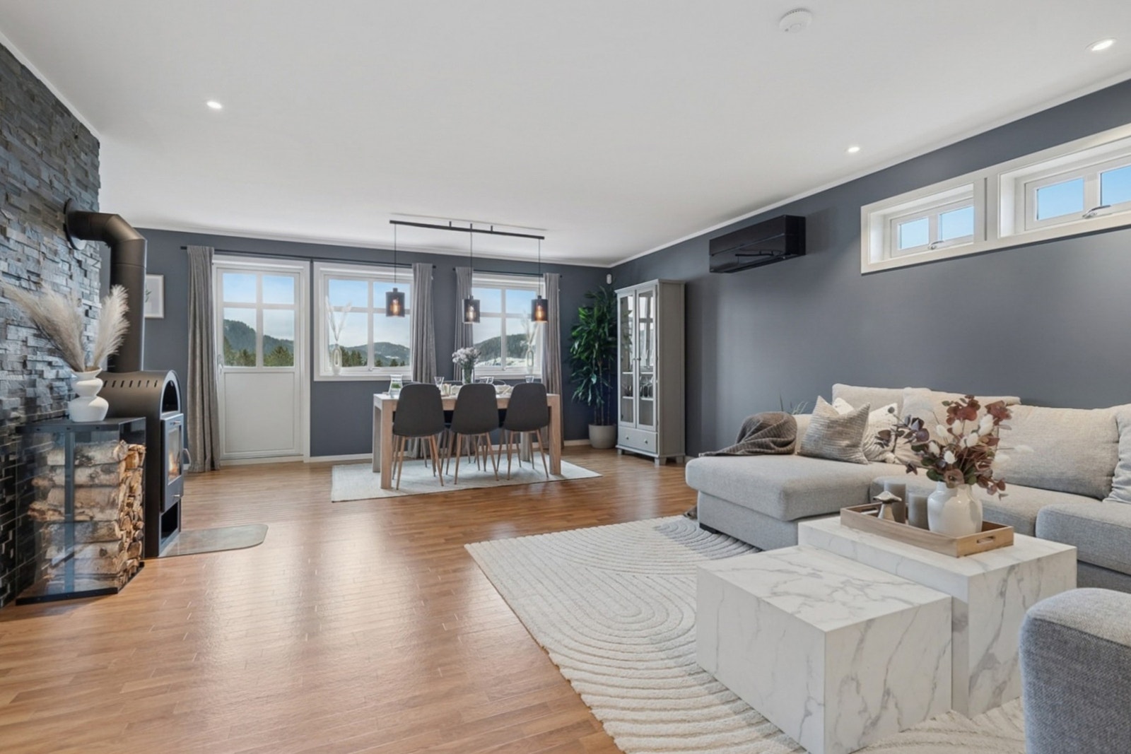 Store vindusoverflater gir gode lysforhold i rommet. Galleribilde