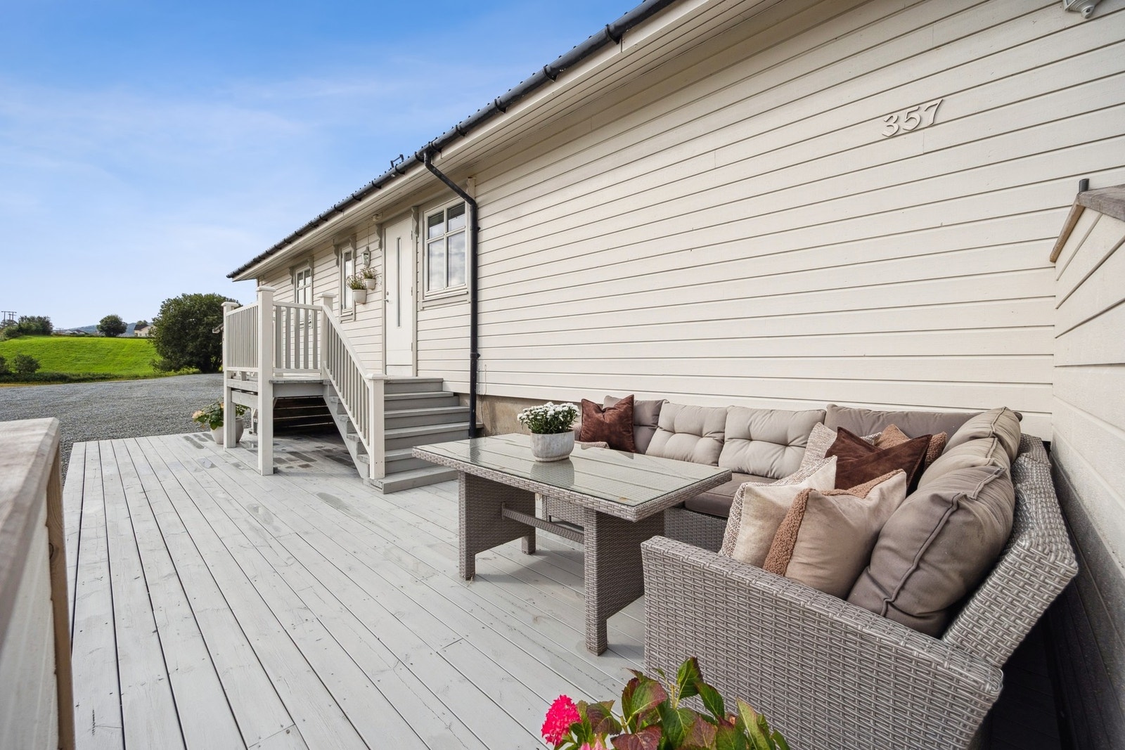 I kobling med hovedinngang har du terrasse. Galleribilde