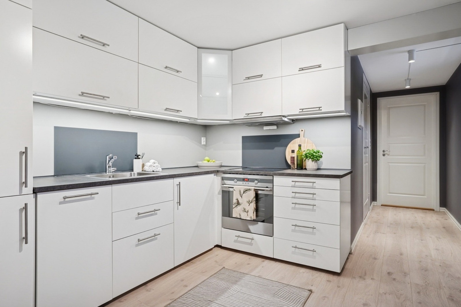 Flott kjøkkeninnredning i underetasjen med god skapplass. Innredning med mekanisk avtrekksvifte over stekesonen. Det er integrert stekeovn, platetopp, oppvaskmaskin og kjøl/fryseskap. Galleribilde