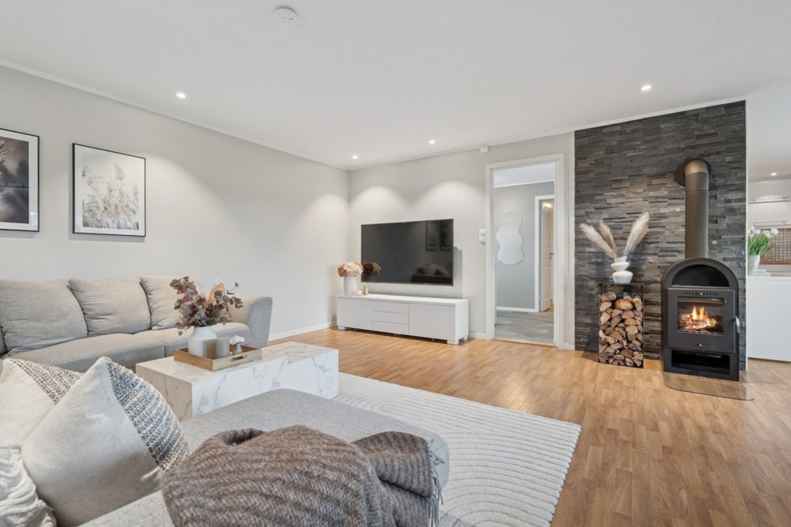 I stuen er det downlights i himling, varmepumpe og vedfyring. Galleribilde