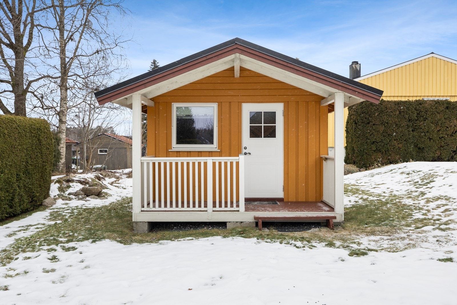 Sjarmerende uthus med overbygd inngang. Galleribilde