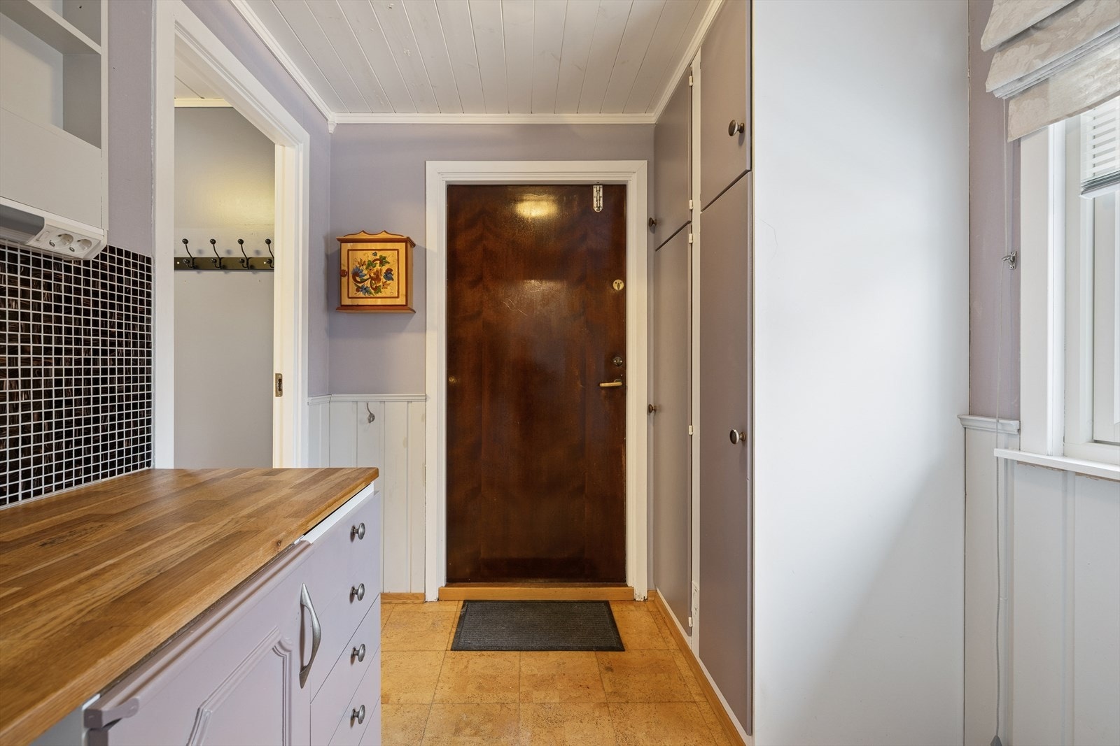 Lys og oversiktlig gang med praktisk oppbevaring og god plass. Galleribilde