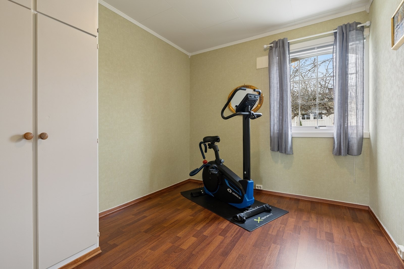 Soverom ll er romslig med god plass til ulike bruksbehov. Galleribilde