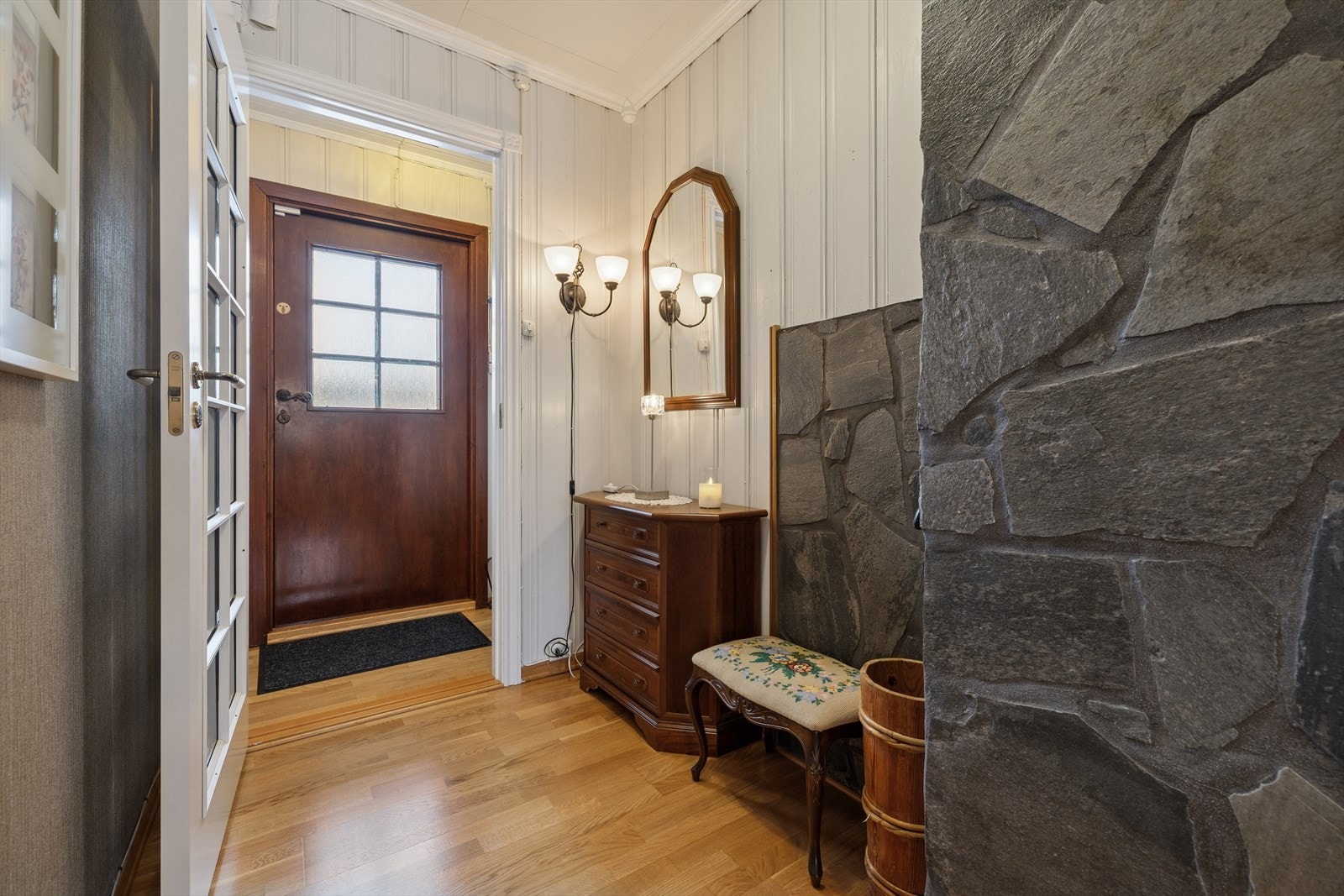 Velkommen inn ønskes av en lun og sjarmerende entré. Galleribilde