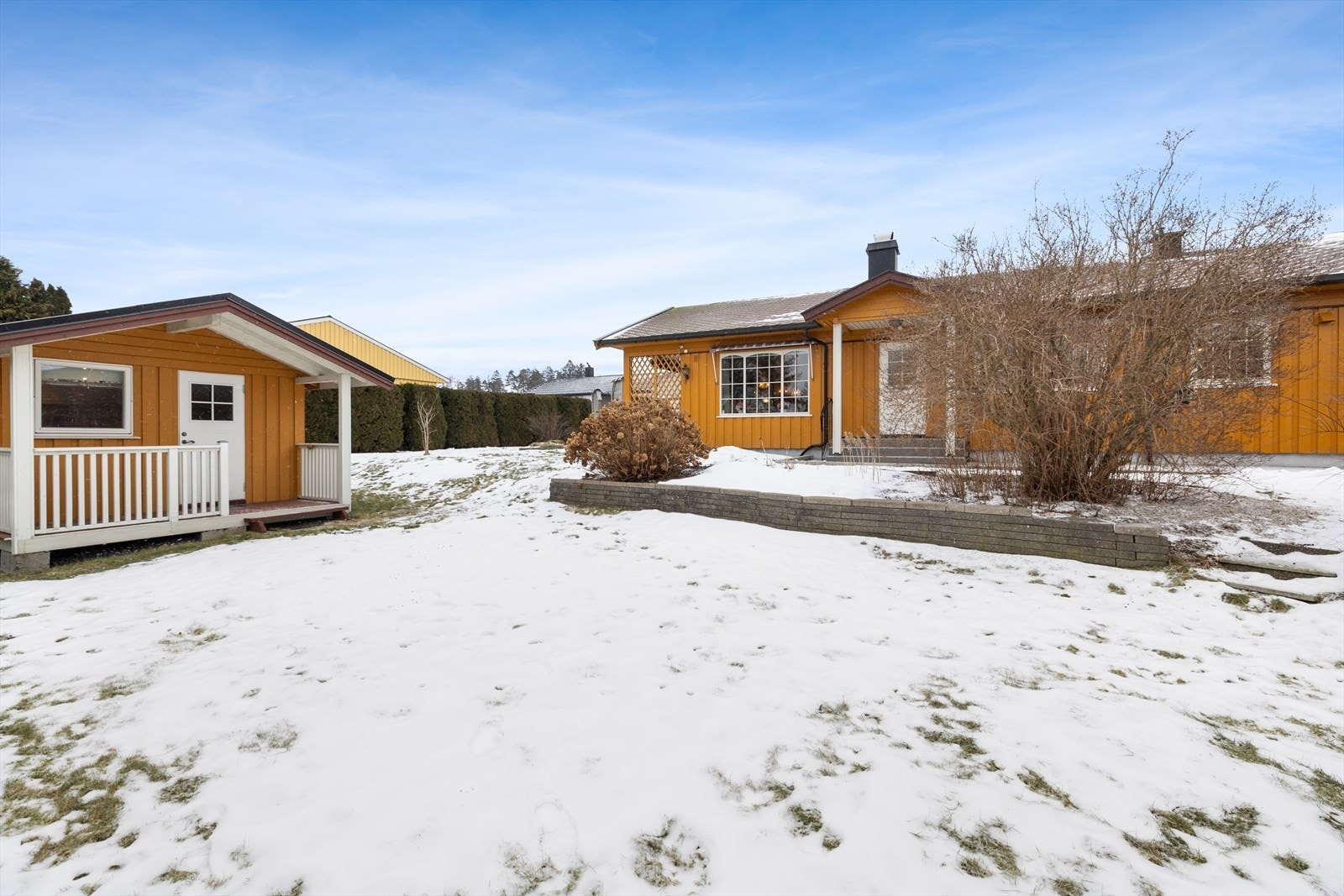 Romslig hage med gode uteområder, og et koselig uthus. Galleribilde