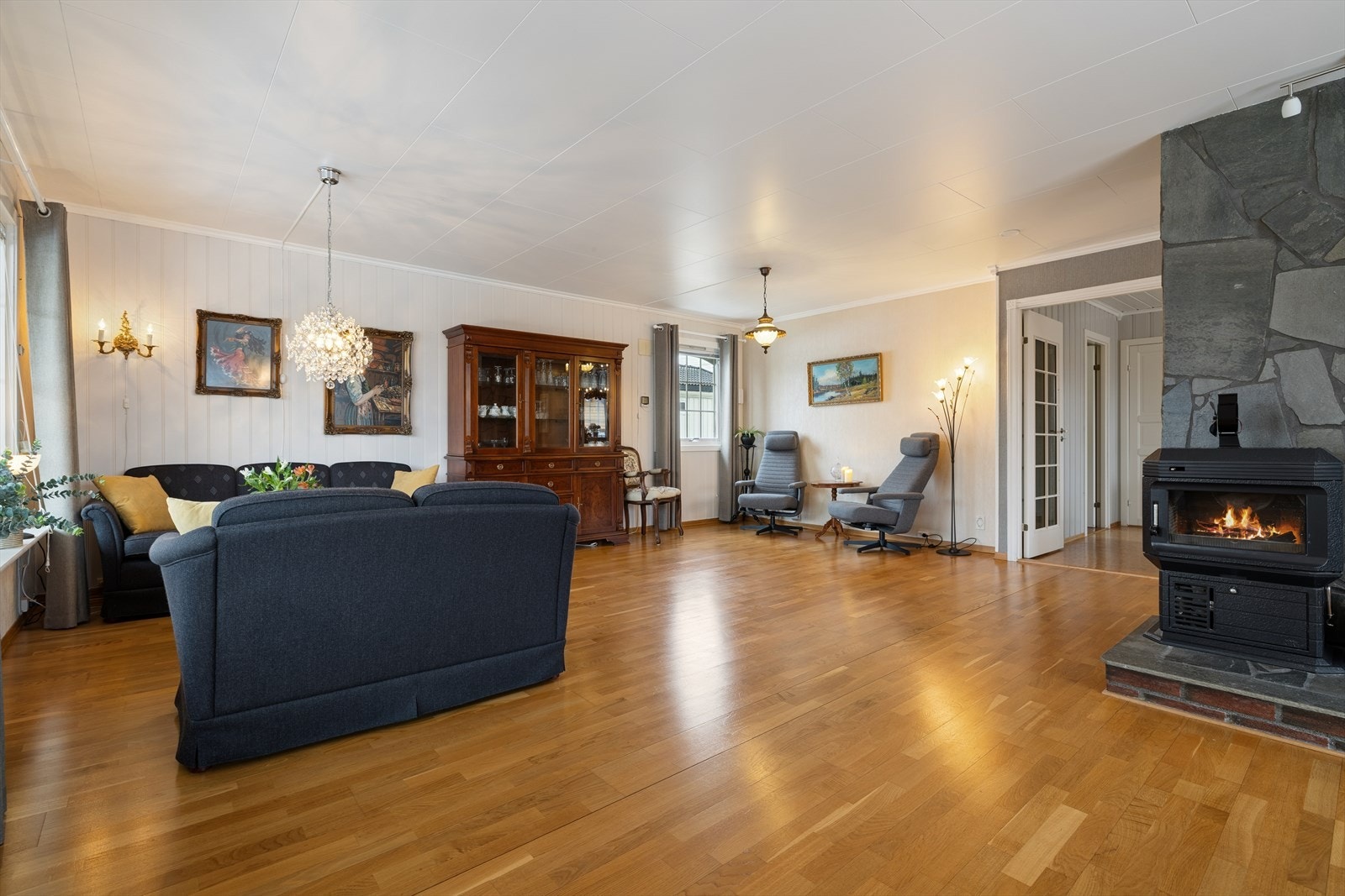 Flott vedovn som gir en varm og hyggelig atmosfære i den romslige stuen. Galleribilde