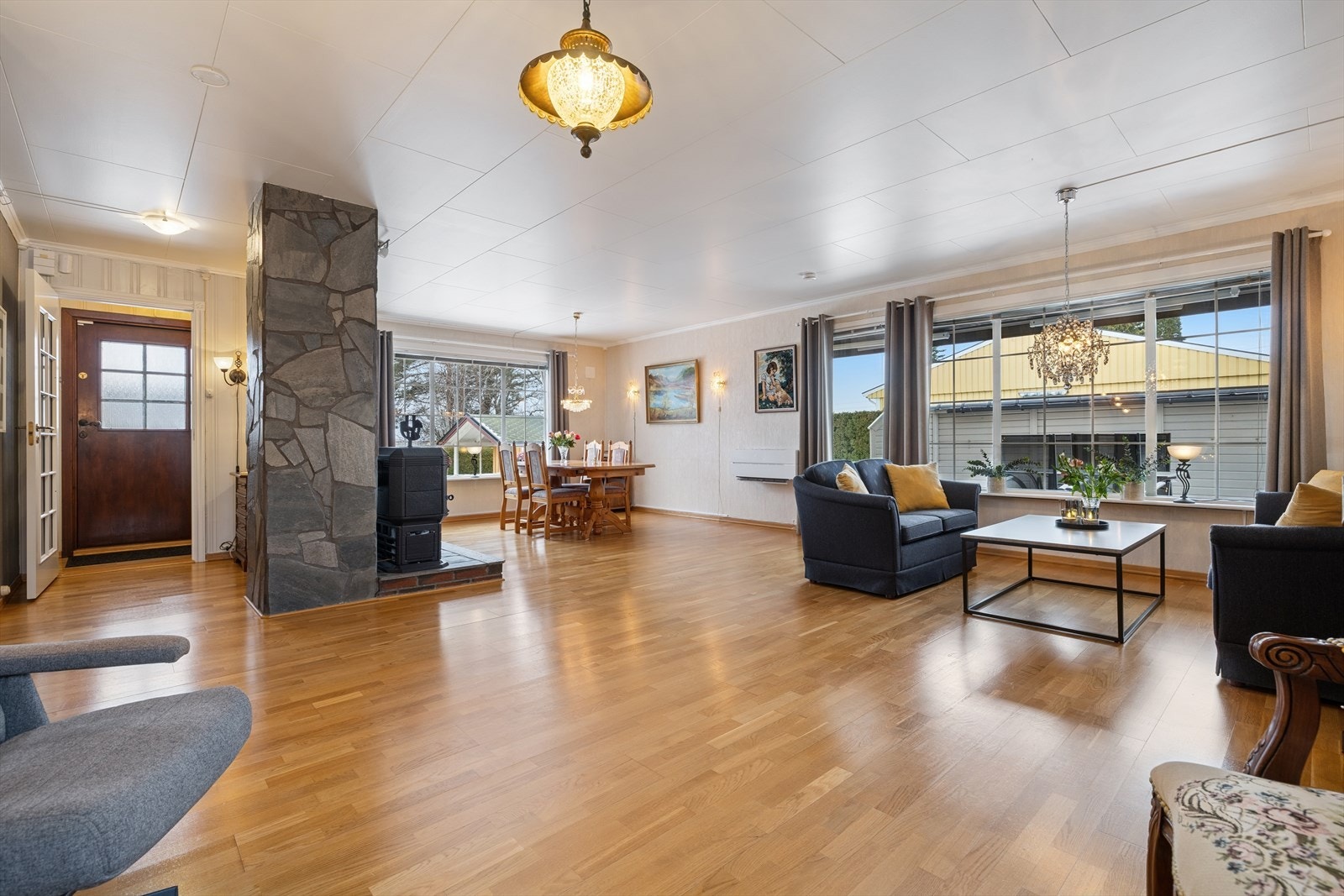 Fra entréen åpner hjemmet seg inn i en stor og lys stue med god romfølelse og flotte vindusflater som slipper inn rikelig med dagslys. Galleribilde