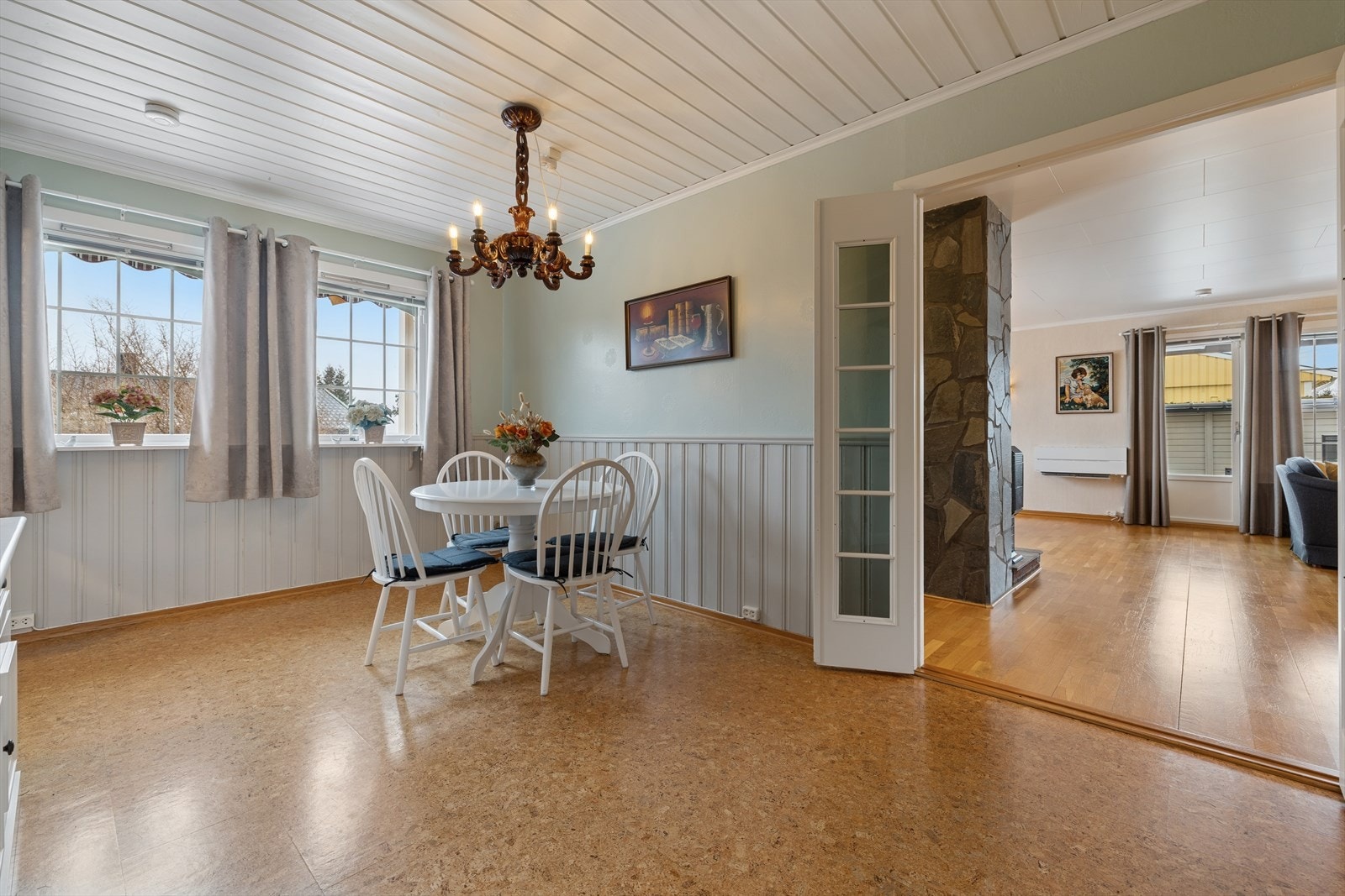 Lys og trivelig spisestue der vindusflatene skaper en åpen og innbydende stemning. Galleribilde