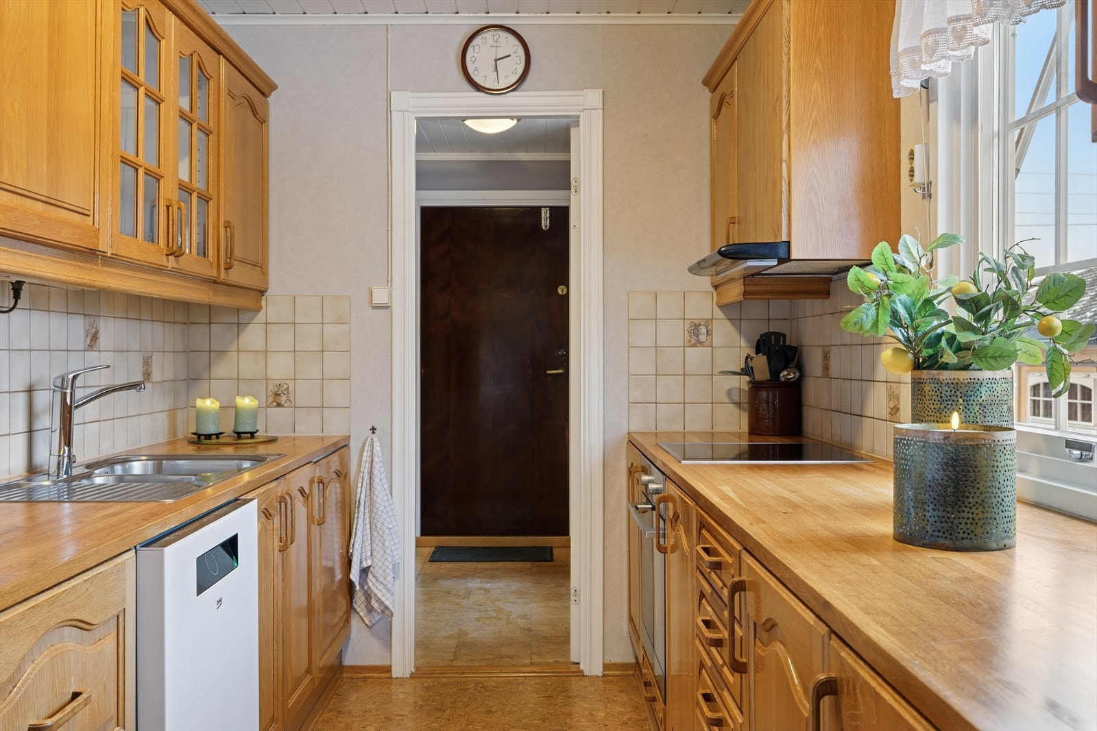 Kjøkkenet har gode arbeidsflater og leder videre inn mot gangen. Galleribilde