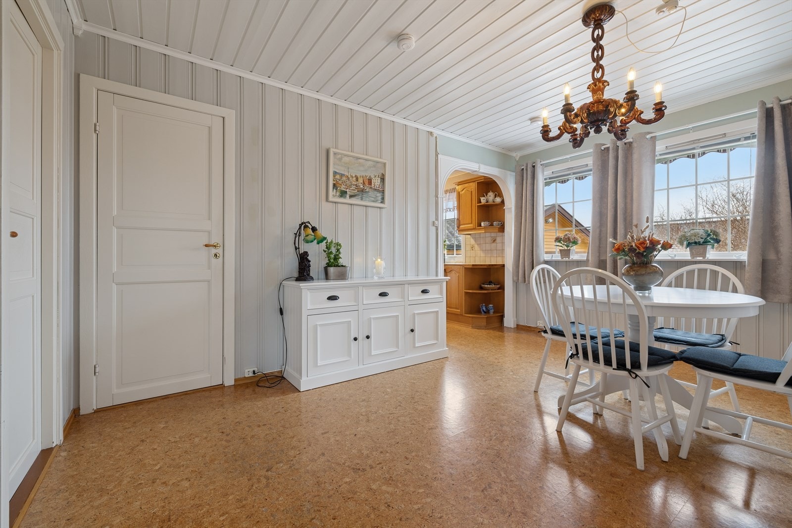 Trivelig spisestue med god plass, og en sjarmerende åpning som fører deg videre inn til kjøkkenet. Galleribilde