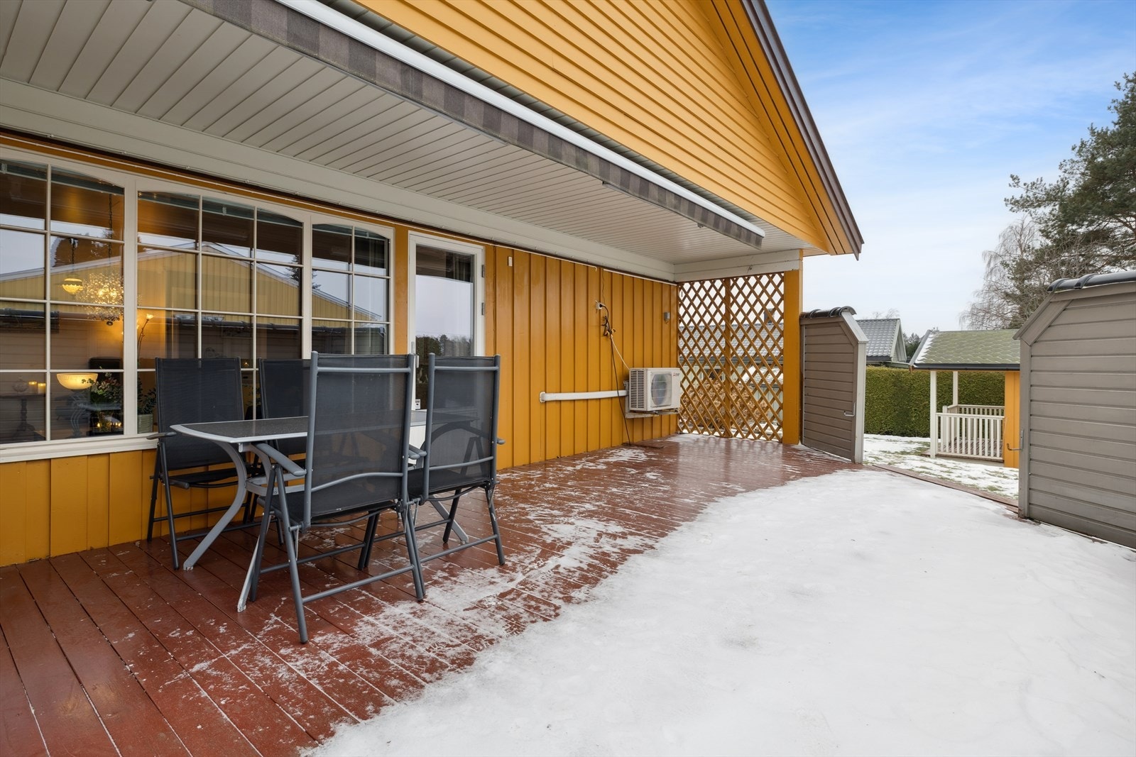 Romslig terrasse med god plass til utemøbler og et fint sted å nyte rolige stunder. Galleribilde